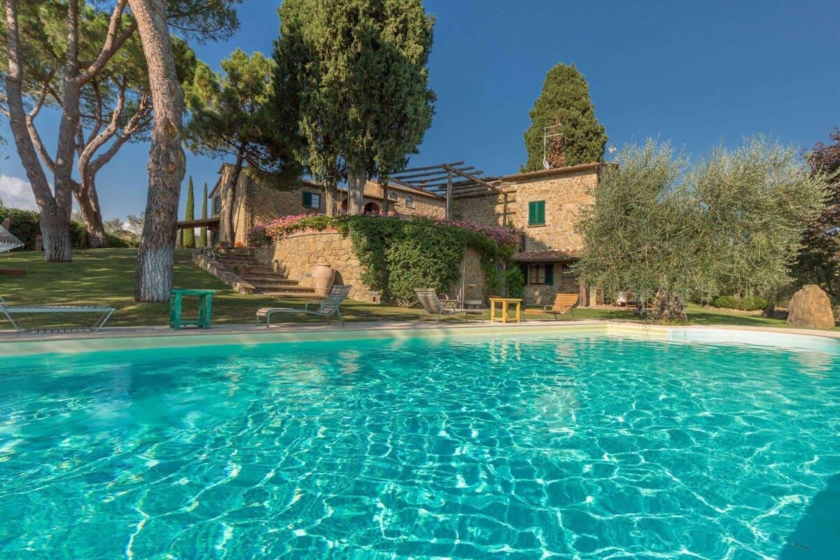 Villa Montepulciano Chiana: Spacious 10-Bedroom Luxury Villa Rental with Pool in Tuscany