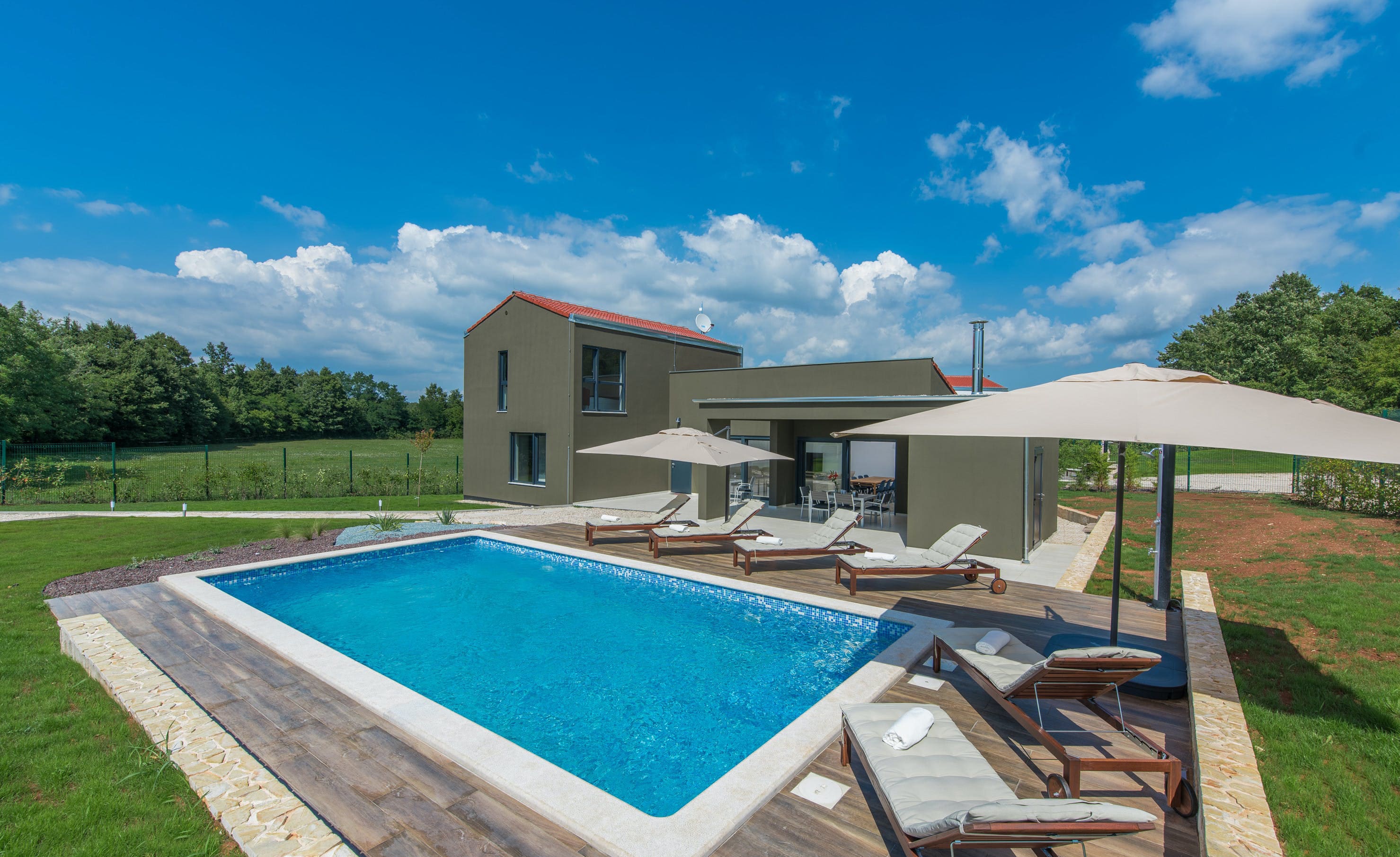 Villa Motovun Vrh: Luxury 8-Bedroom Villa with Pool and Countryside Views, Istria