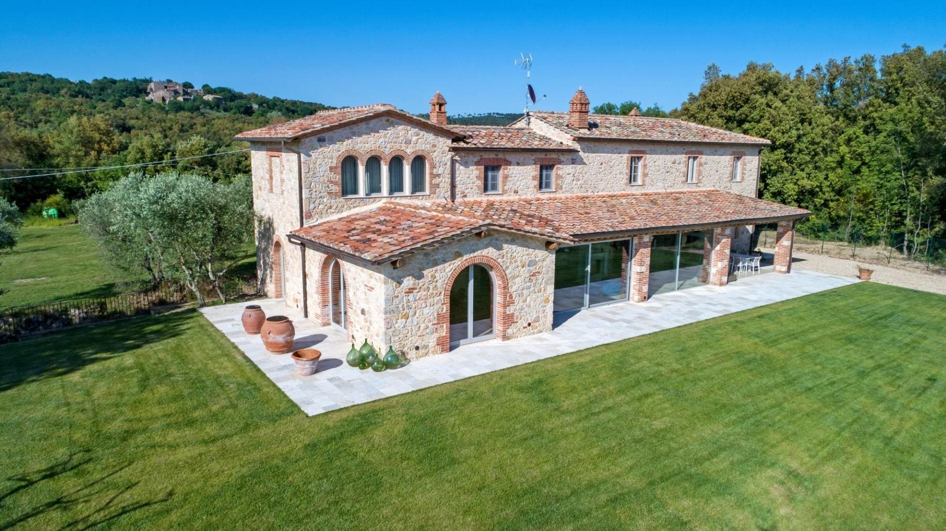 Villa Oliveto Iesa: Elegant 5-Bedroom Villa with Pool, Siena Province
