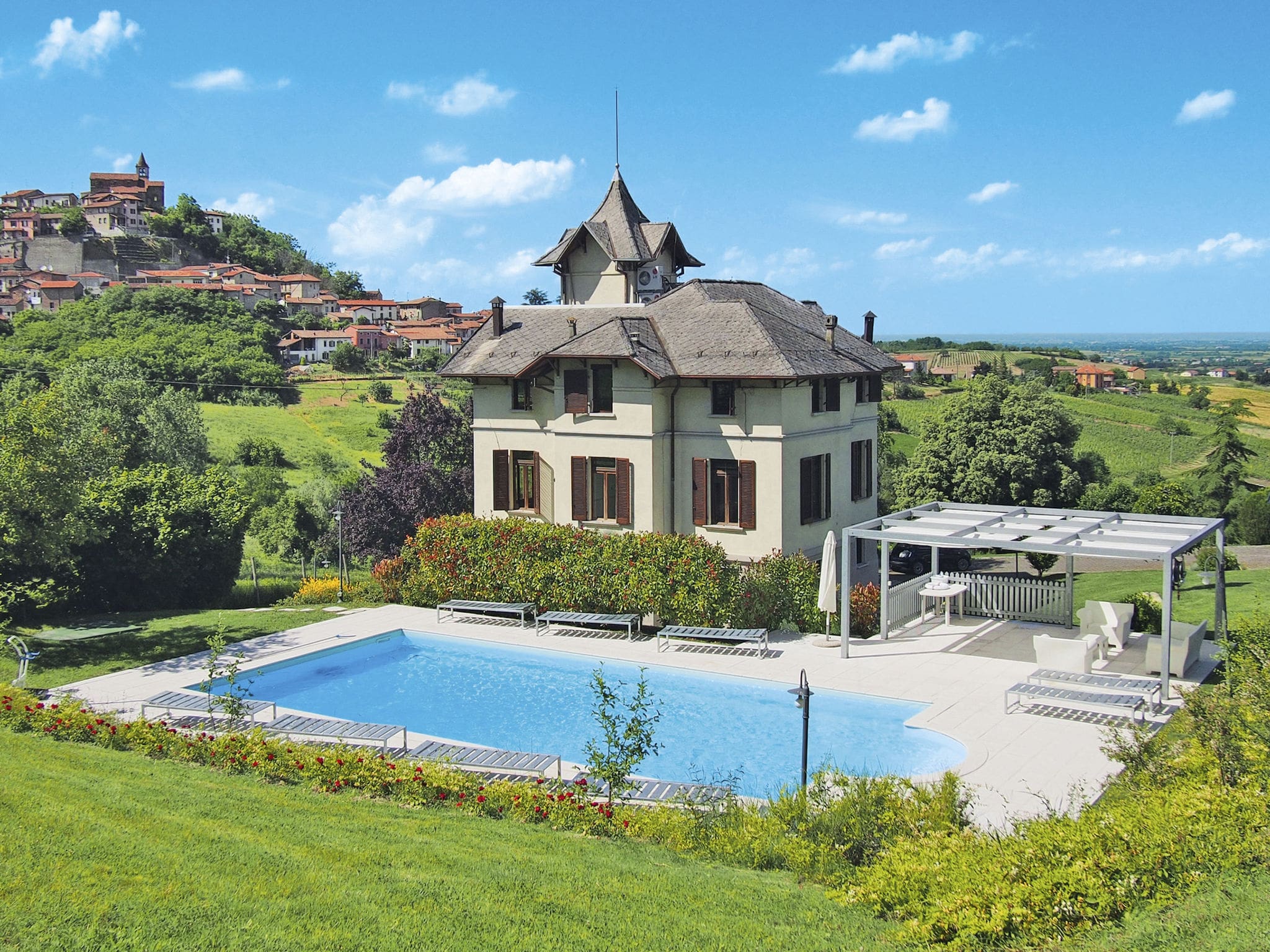 Villa Ortigara Sarezzano: Historic 4-Bedroom Manor House with Private Pool and Hot Tub in Tortona Piedmont Italy