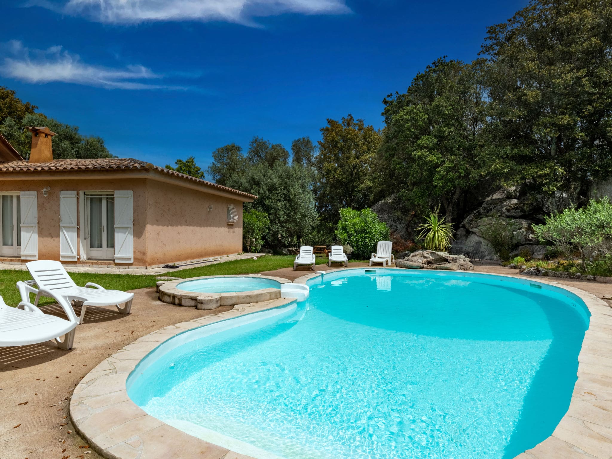 Villa Ospedale Porto Vecchio: Elegant 3-Bedroom Villa with Private Pool and Garden Near Corsican Beaches