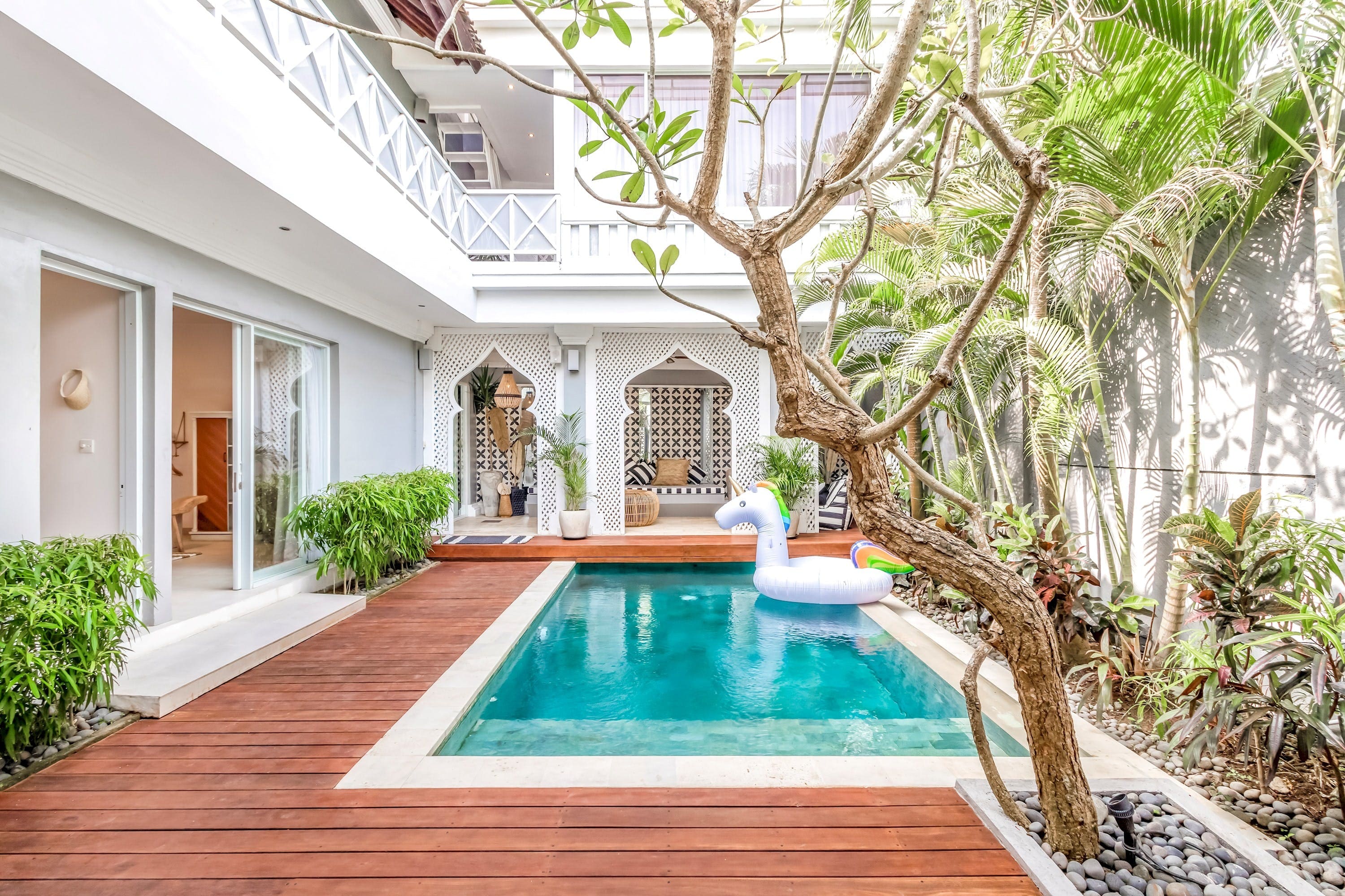 Villa Pantai Canggu: Spacious 6-Bedroom Luxury Apartment with Ocean Views, Bali