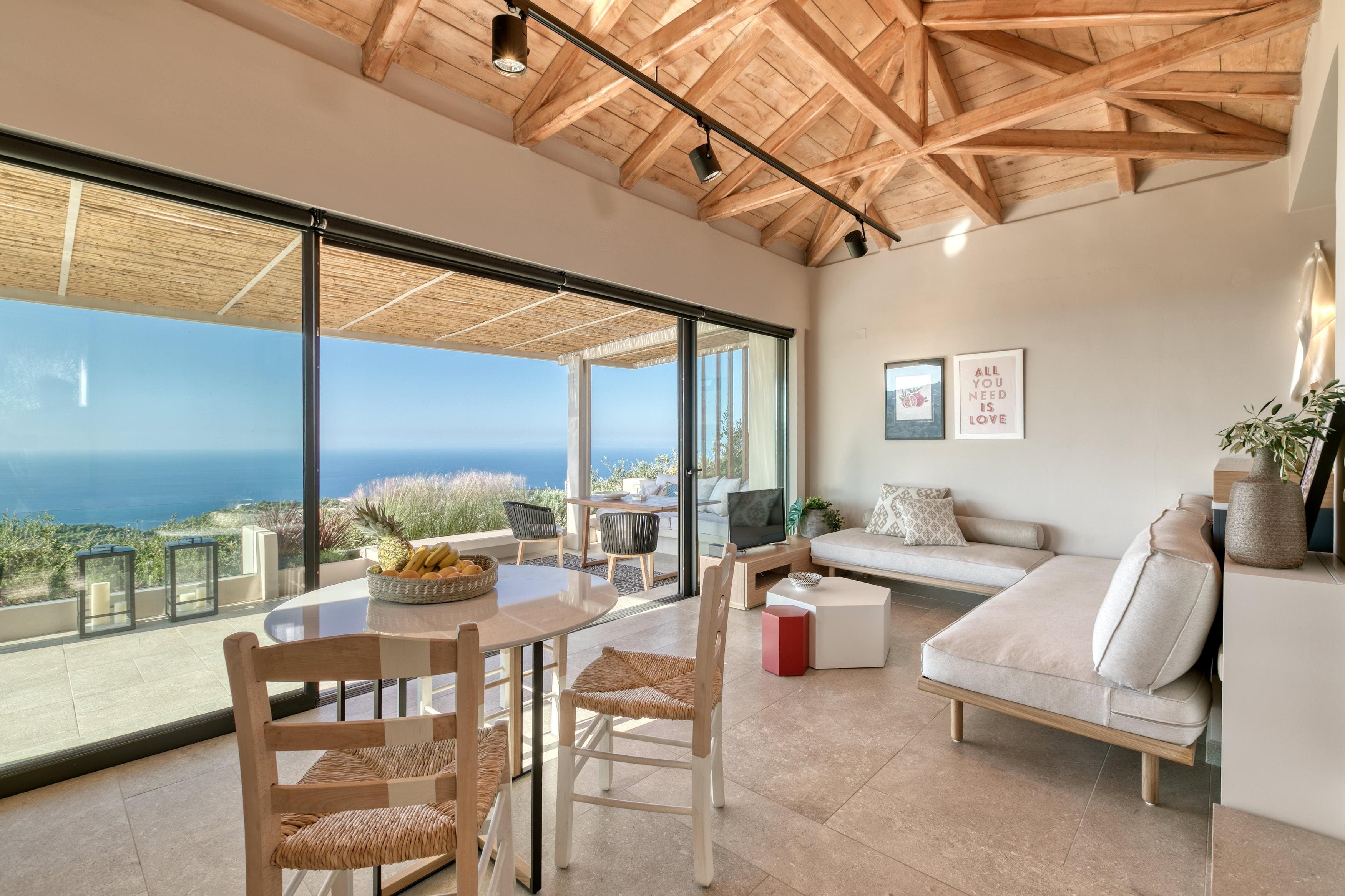 Villa Pevkoulia Lefkada: Seaside Luxury Apartment with Infinity Pool, Lefkada