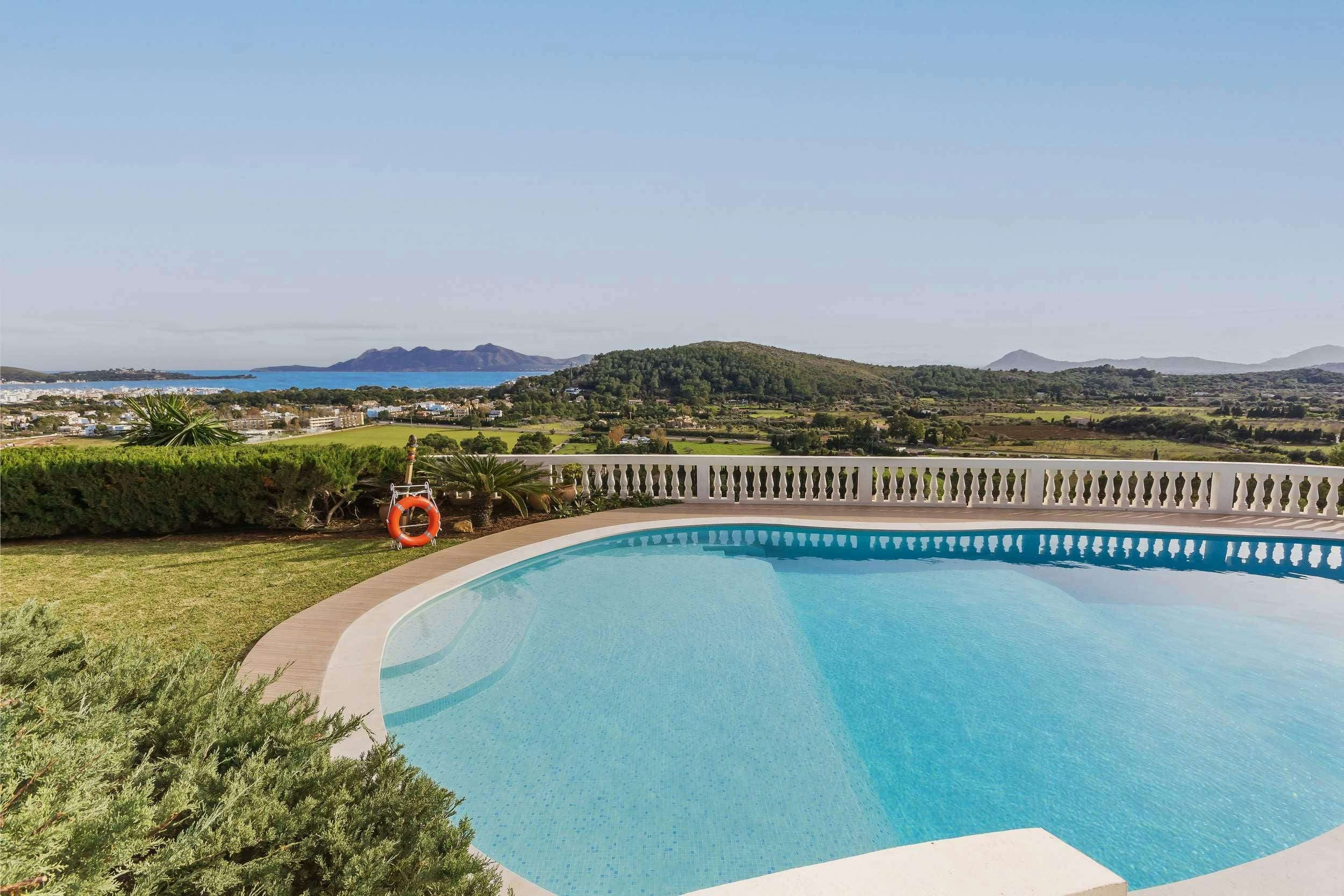 Villa Pi de Formentor: Luxury 5-Bedroom Apartment with Seaview and Pool, Pollença