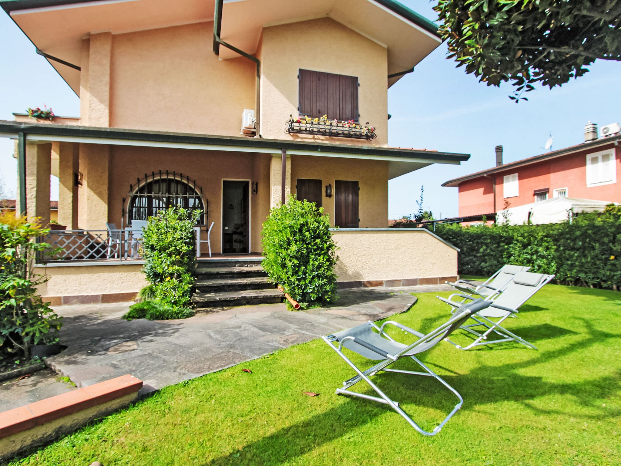 Villa Pietrasanta Forte: Elegant 4-Bedroom Semi-Detached Villa with Garden in Prime Forte dei Marmi Location