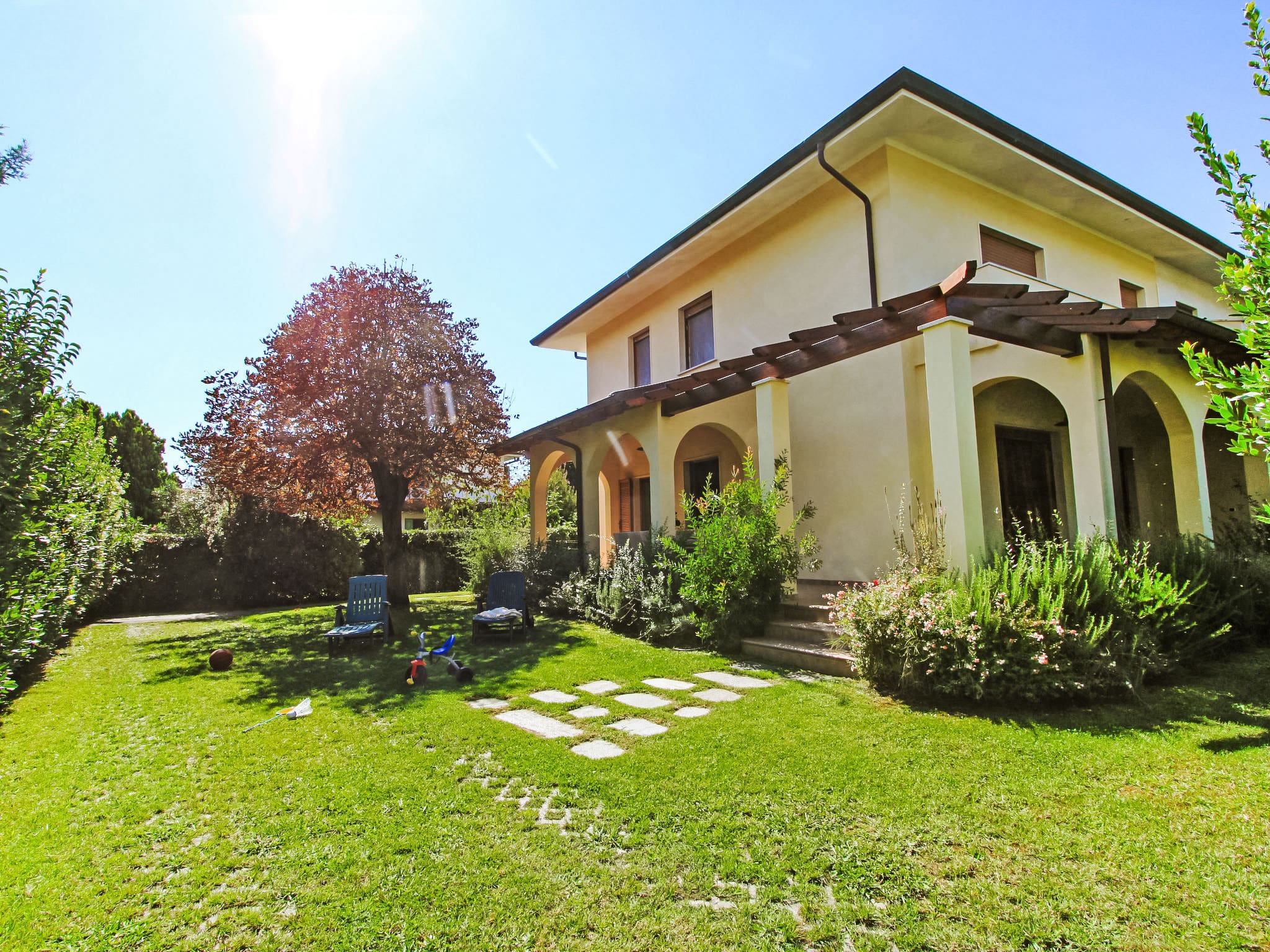 Villa Pineta Forte: Elegant Five-Bedroom Holiday Villa with Garden and Maid Service in Tuscany Italy