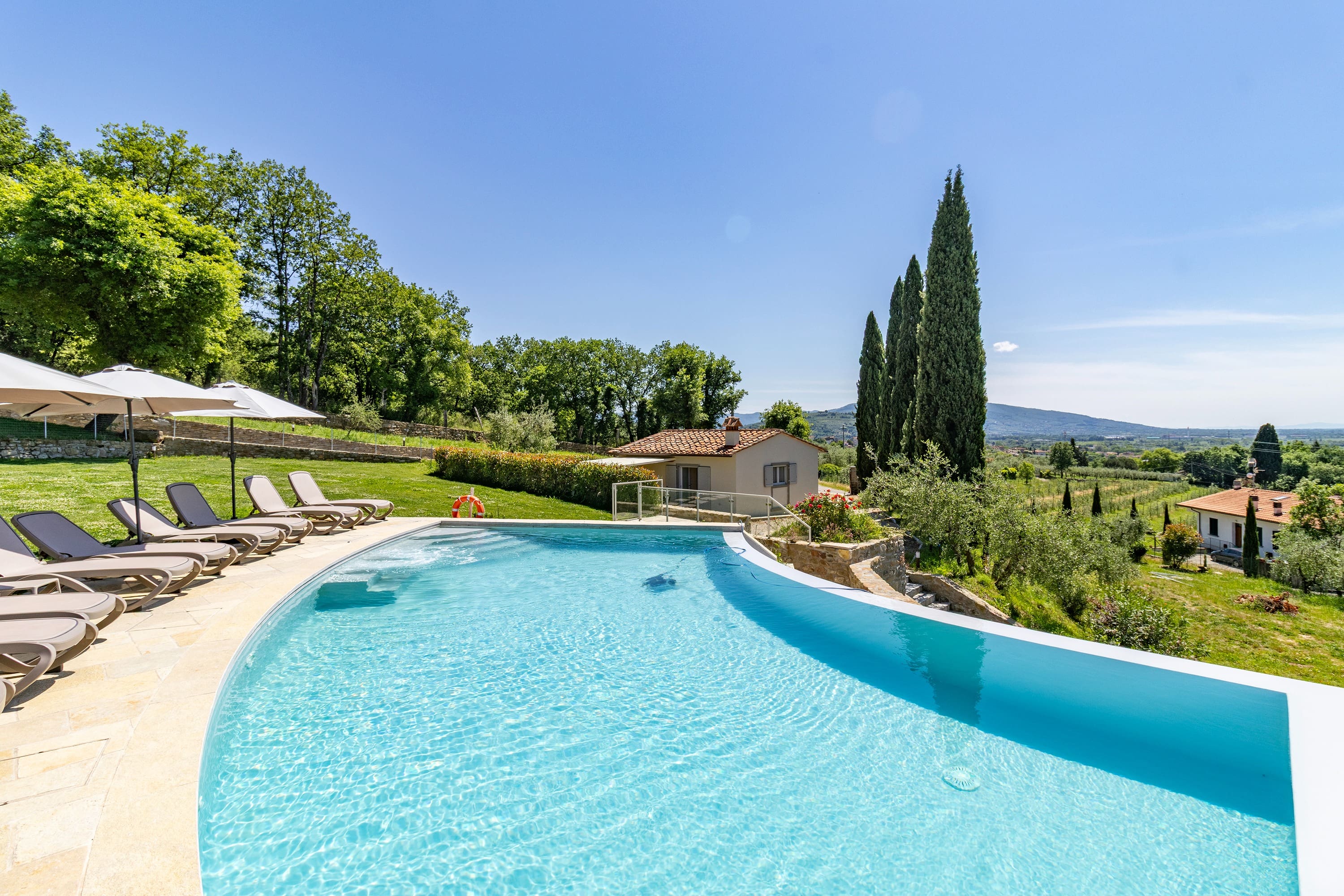 Villa Poggio Arezzo: Luxury 6-Bedroom Villa with Infinity Pool and Tennis Court, Arezzo