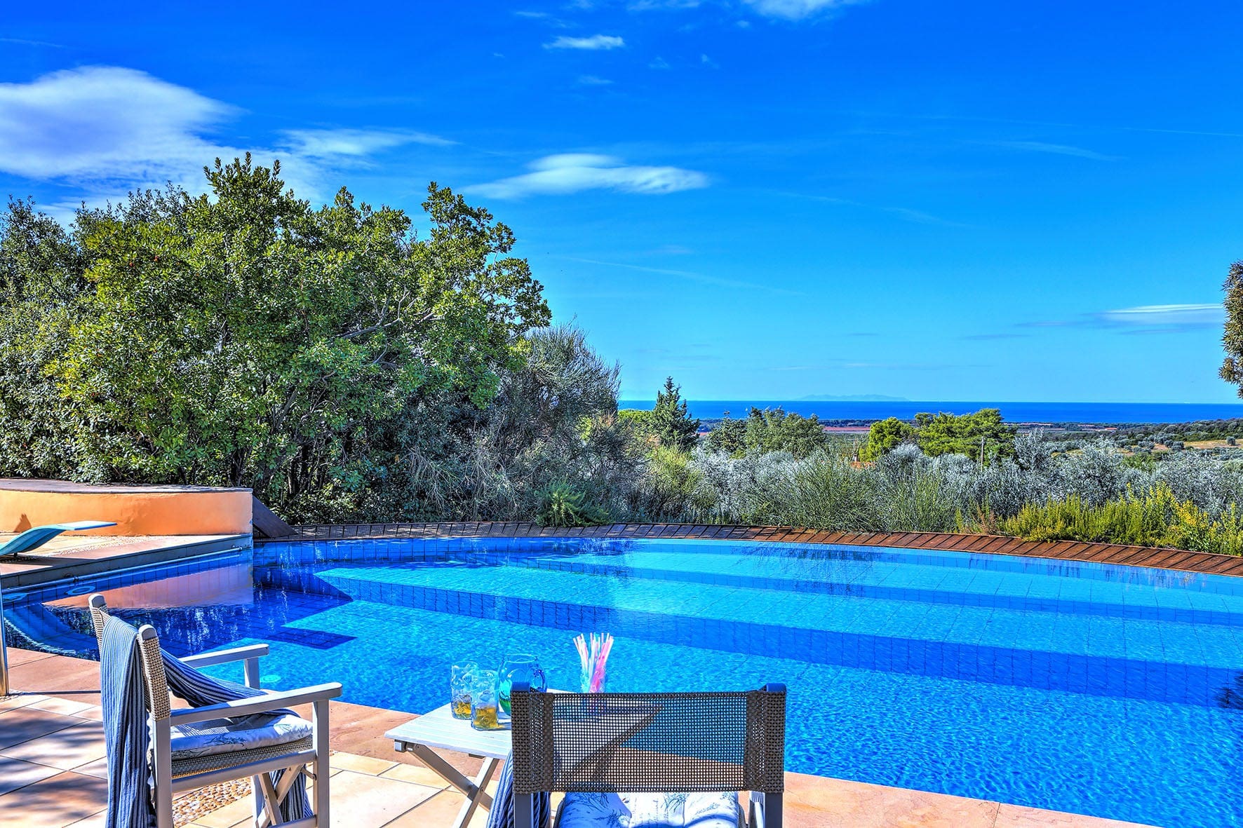 Villa Poggio Grosseto: Spacious 6-Bedroom Apartment with Infinity Pool and Sea Views, Tuscany