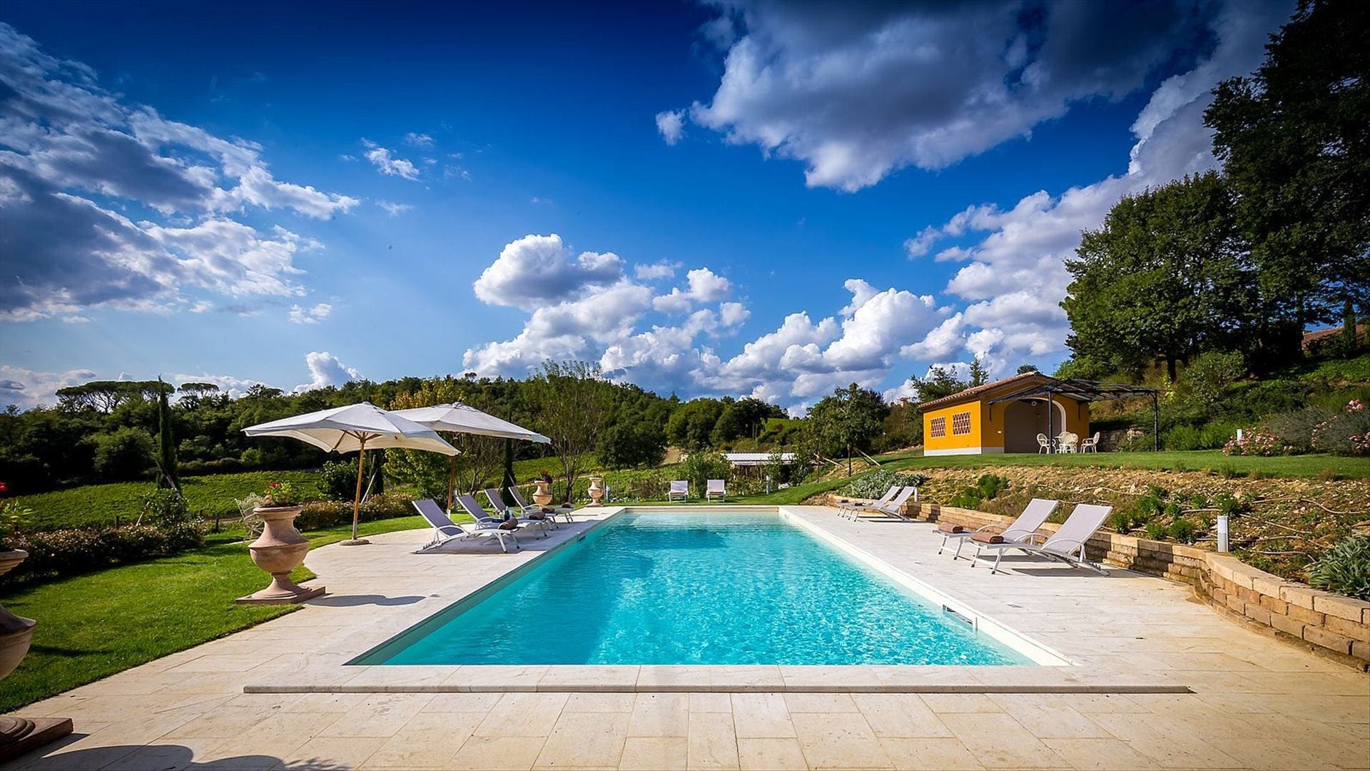 Villa Poggio Mugello: Luxury 6-Bedroom Apartment with Pool and Lake Access, Mugello