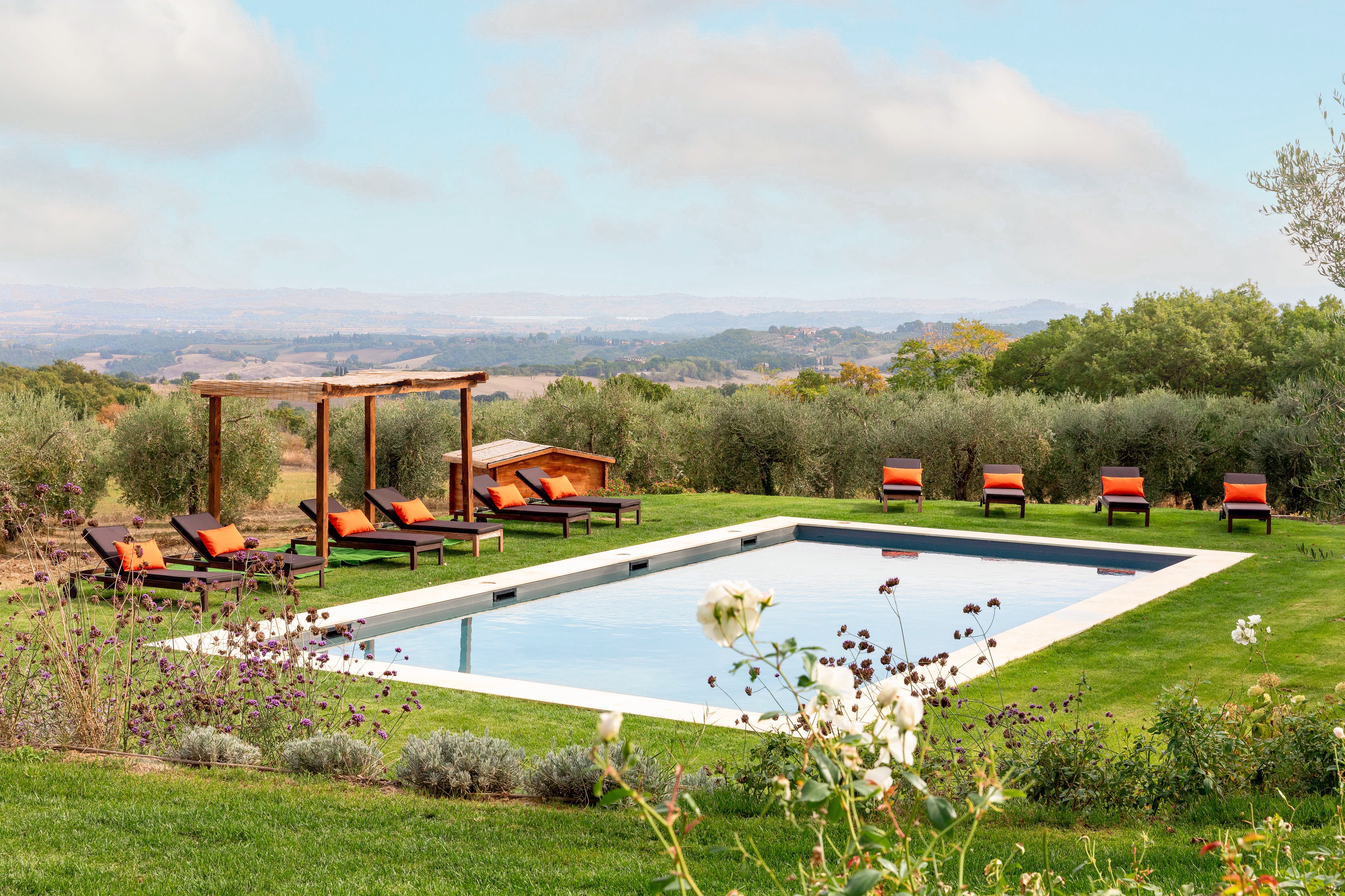 Villa Poggio Sarteano: Luxury 7-Bedroom Apartment with Pool, Tuscany