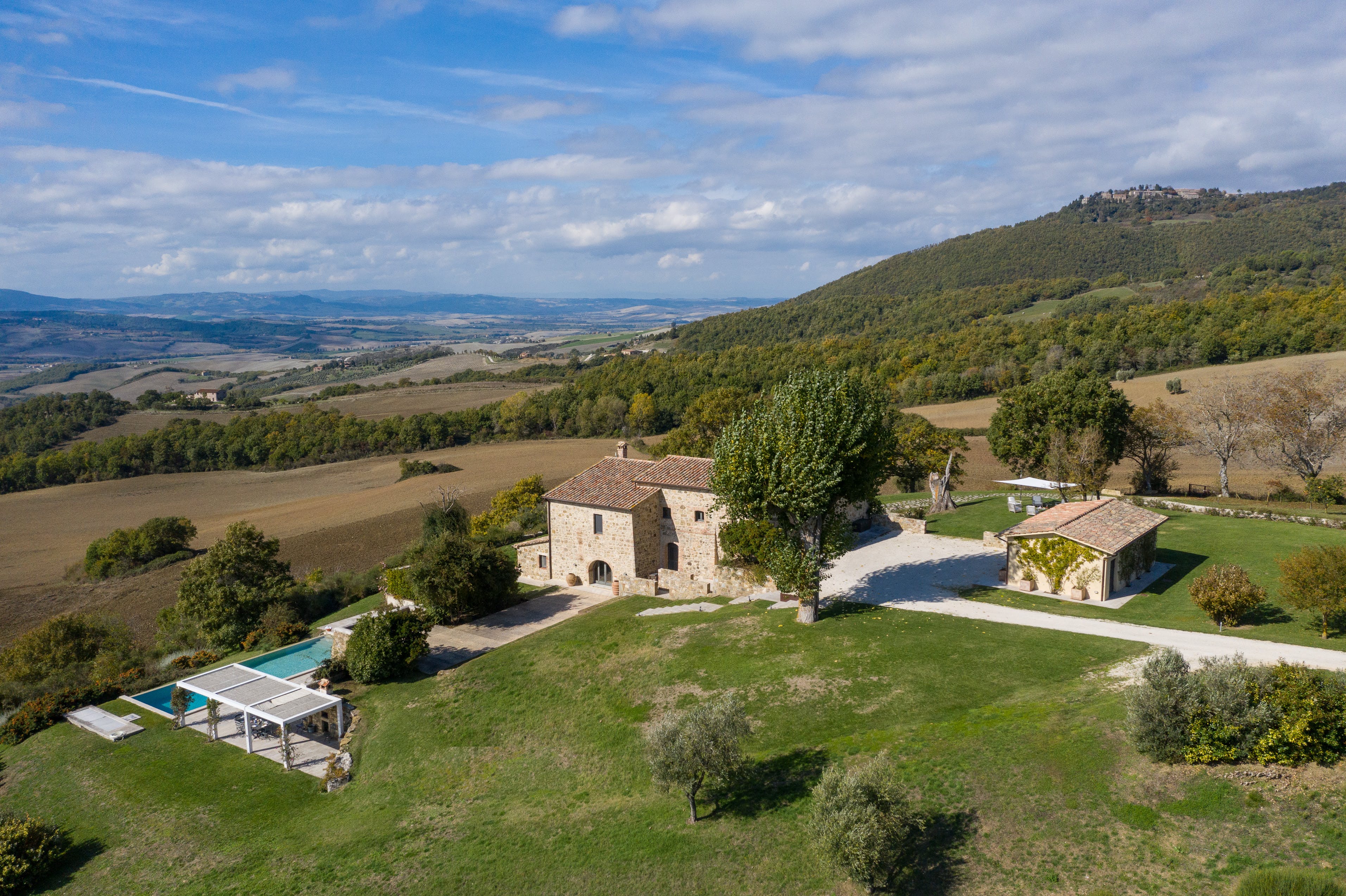Villa Poggio Sarteano Sarteano: Luxury 6-Bedroom Villa with Infinity Pool in Sarteano, Tuscany