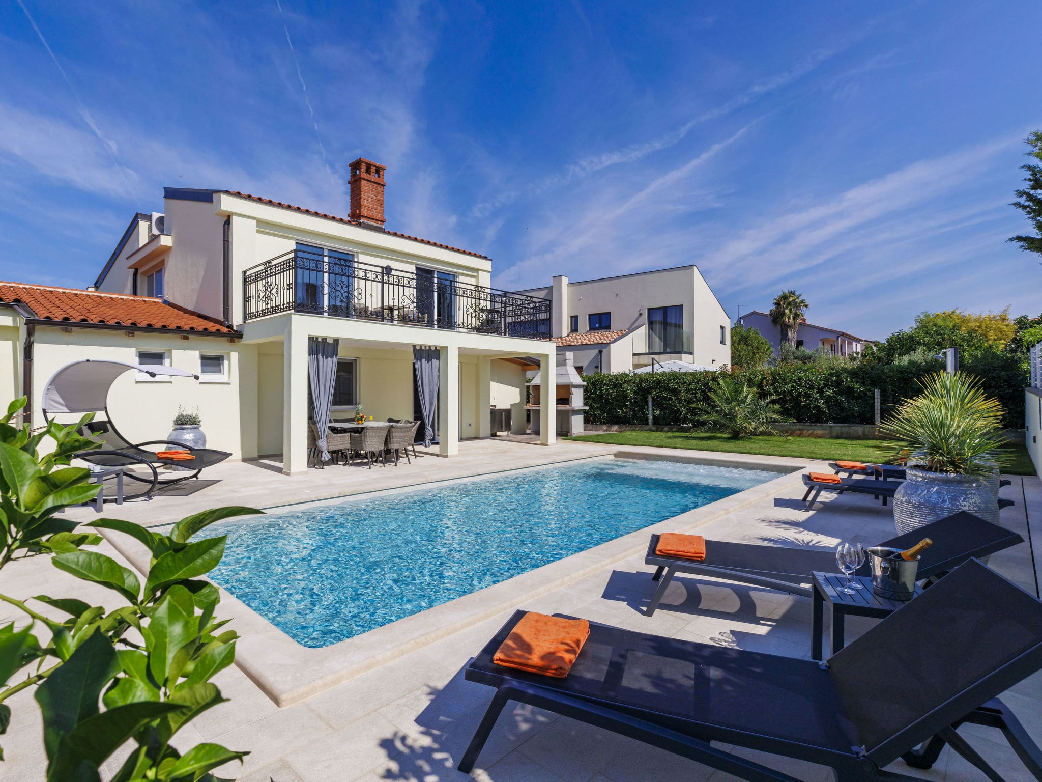 Villa Pomer Štinjan: Modern 3-Bedroom Family Villa with Heated Pool and Sea Views near Pula