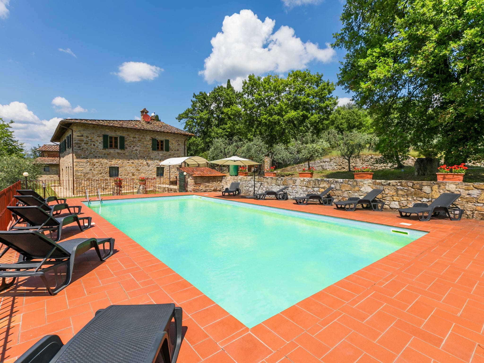 Villa Presciano Pergine: Stunning 6-Bedroom Tuscan Farmhouse with Private Pool in the Heart of Chianti Wine Country