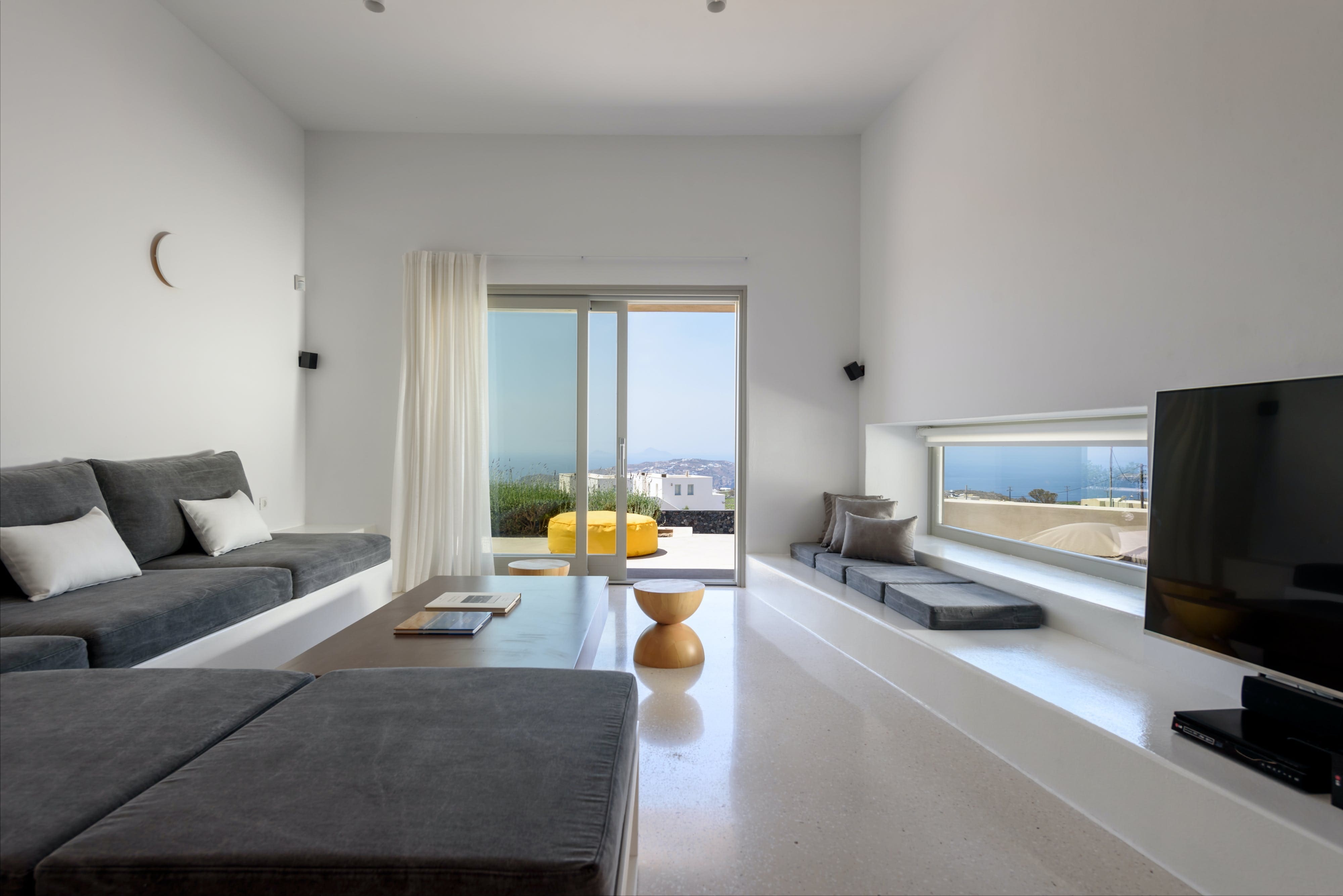 Villa Pyrgos Santorini: 7-Bedroom Luxury Apartment with Infinity Pool and Sea Views, Santorini