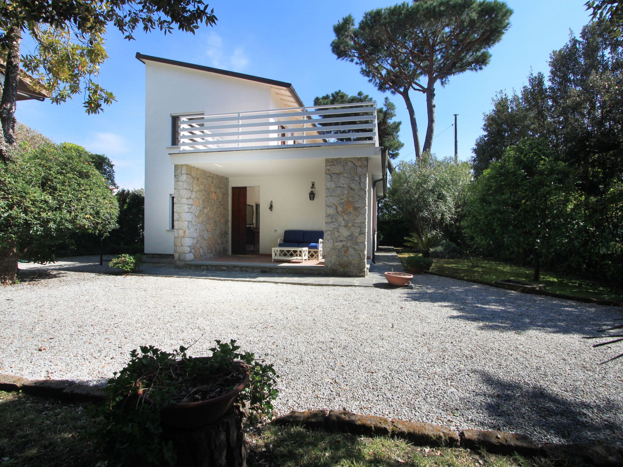 Villa Riviera Forte: Modern 5-Bedroom Villa with Garden and Terrace Just Steps from the Beach in Tuscany