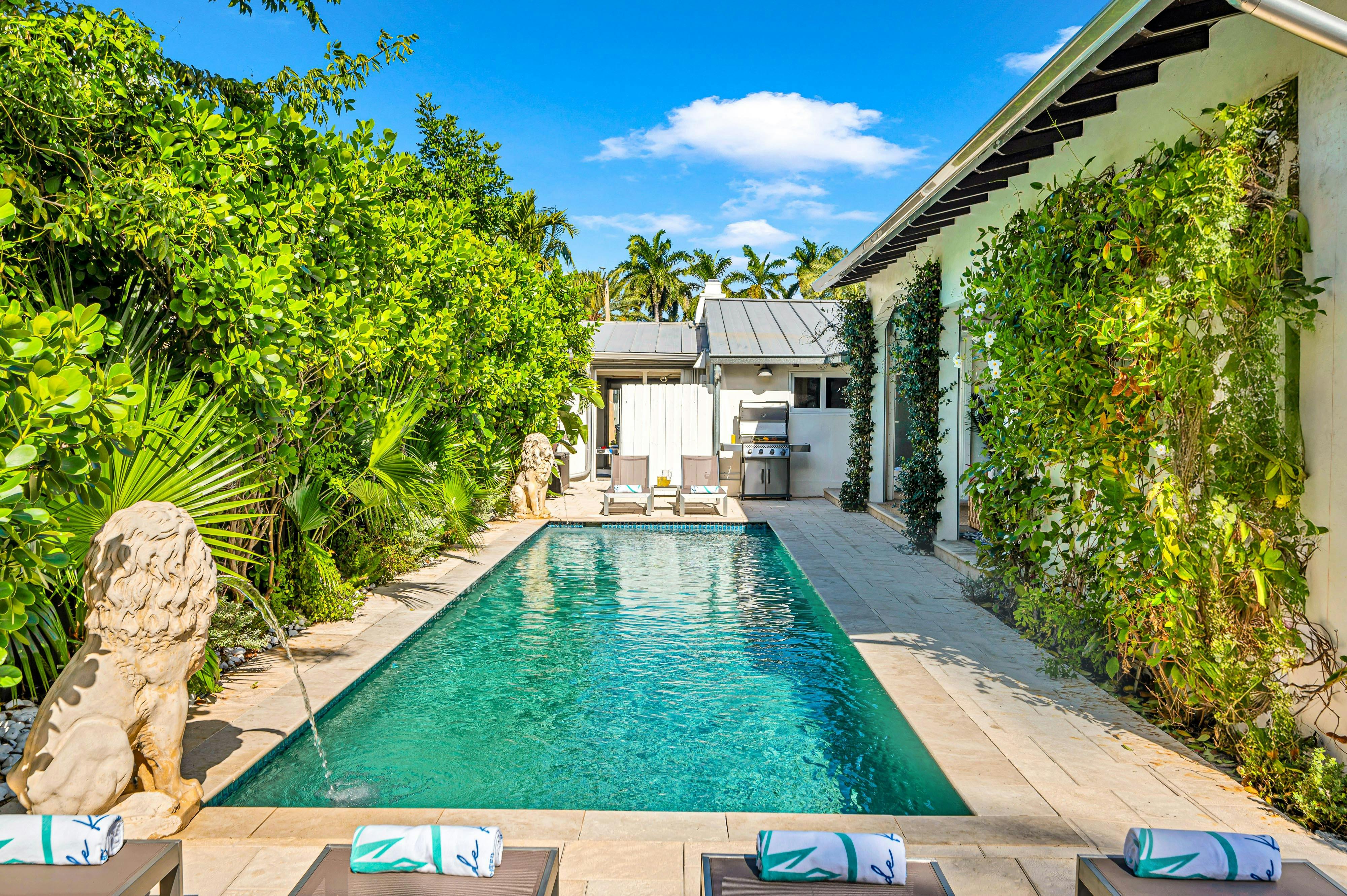 Villa Sabal Las Olas: Luxury 4-Bedroom Villa with Heated Pool and Hot Tub, Las Olas Isles