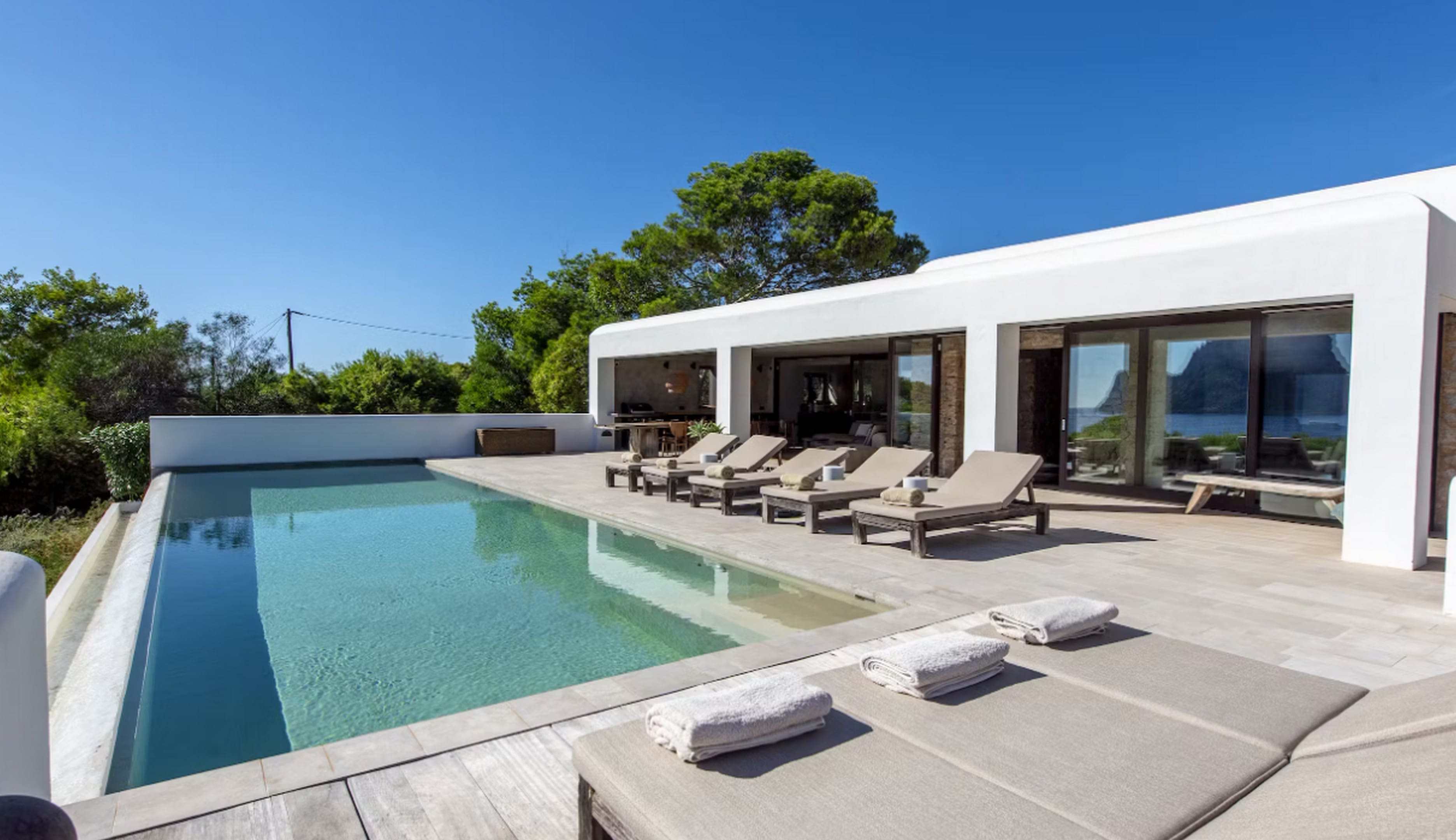 Villa Sabina Vedella: Opulent 3-Bedroom Villa with Infinity Pool, Cala Vedella