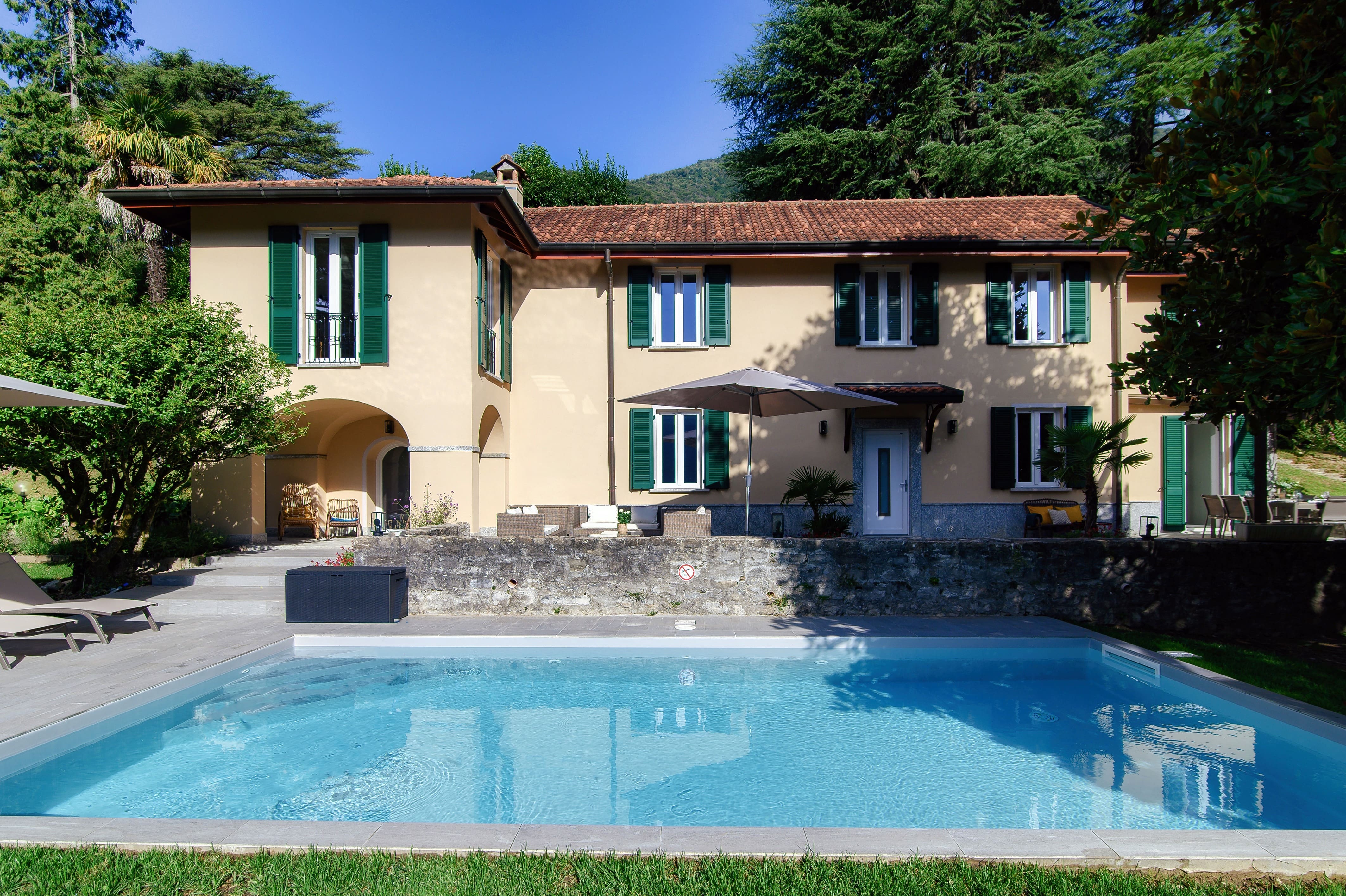 Villa San Benedetto Ossuccio: Luxury 5-Bedroom Apartment with Lake Views and Pool, Como