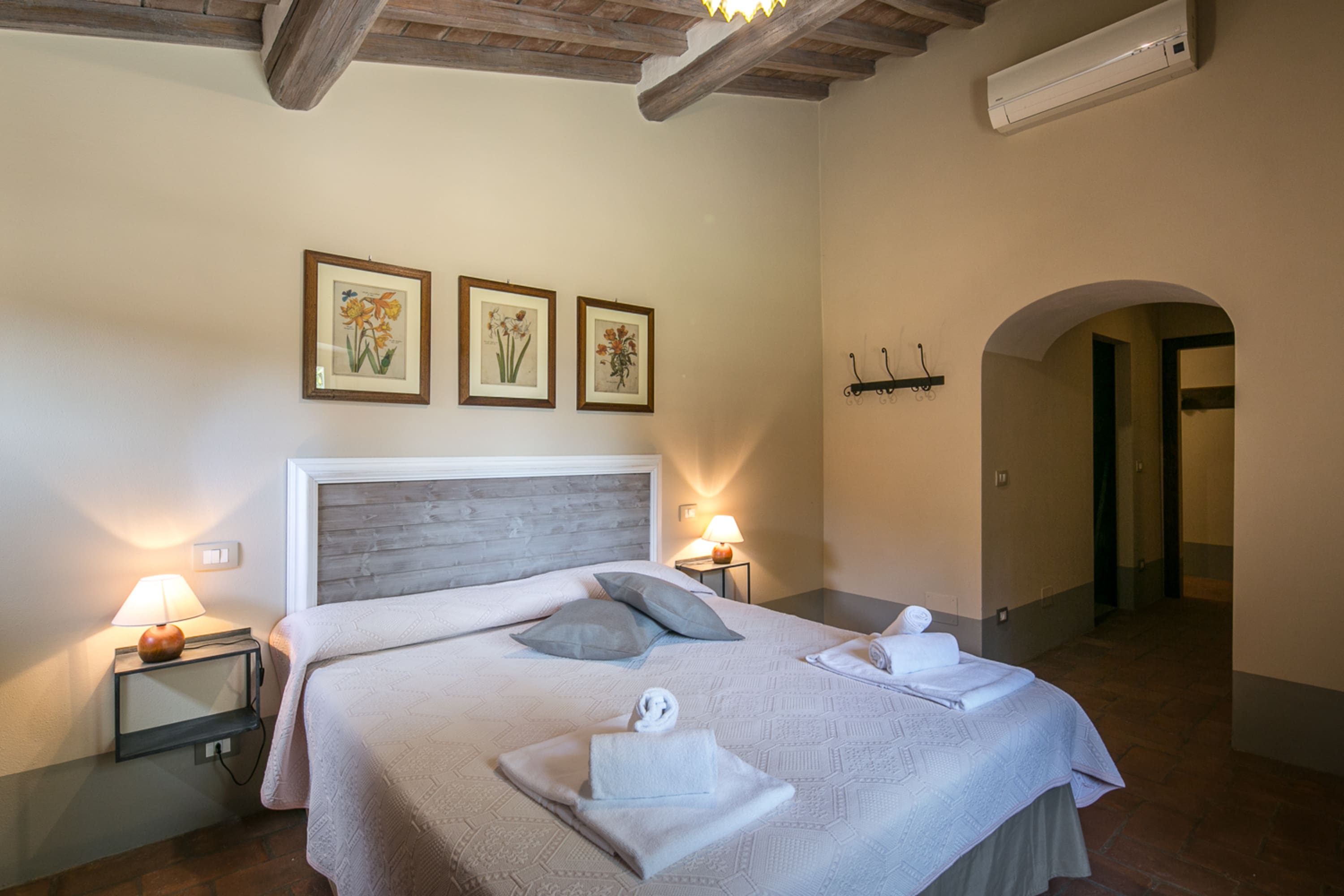 Villa San Biagio Cortona: Stunning 9-Bedroom Villa with Pool and Hot Tub, Cortona