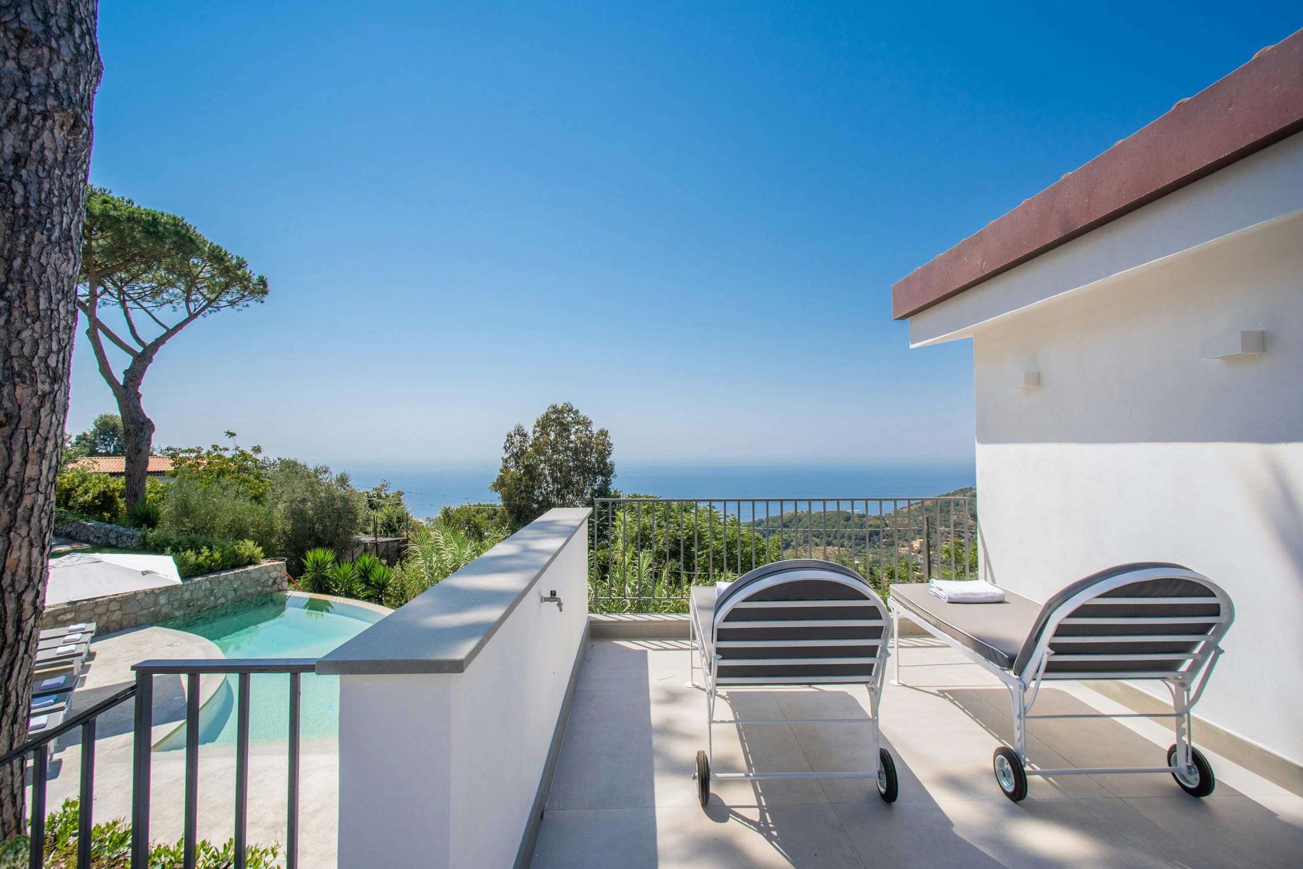 Villa San Michele Sorrento Sorrento: Luxury 4-Bedroom Apartment with Infinity Pool and Sea Views, Sorrento