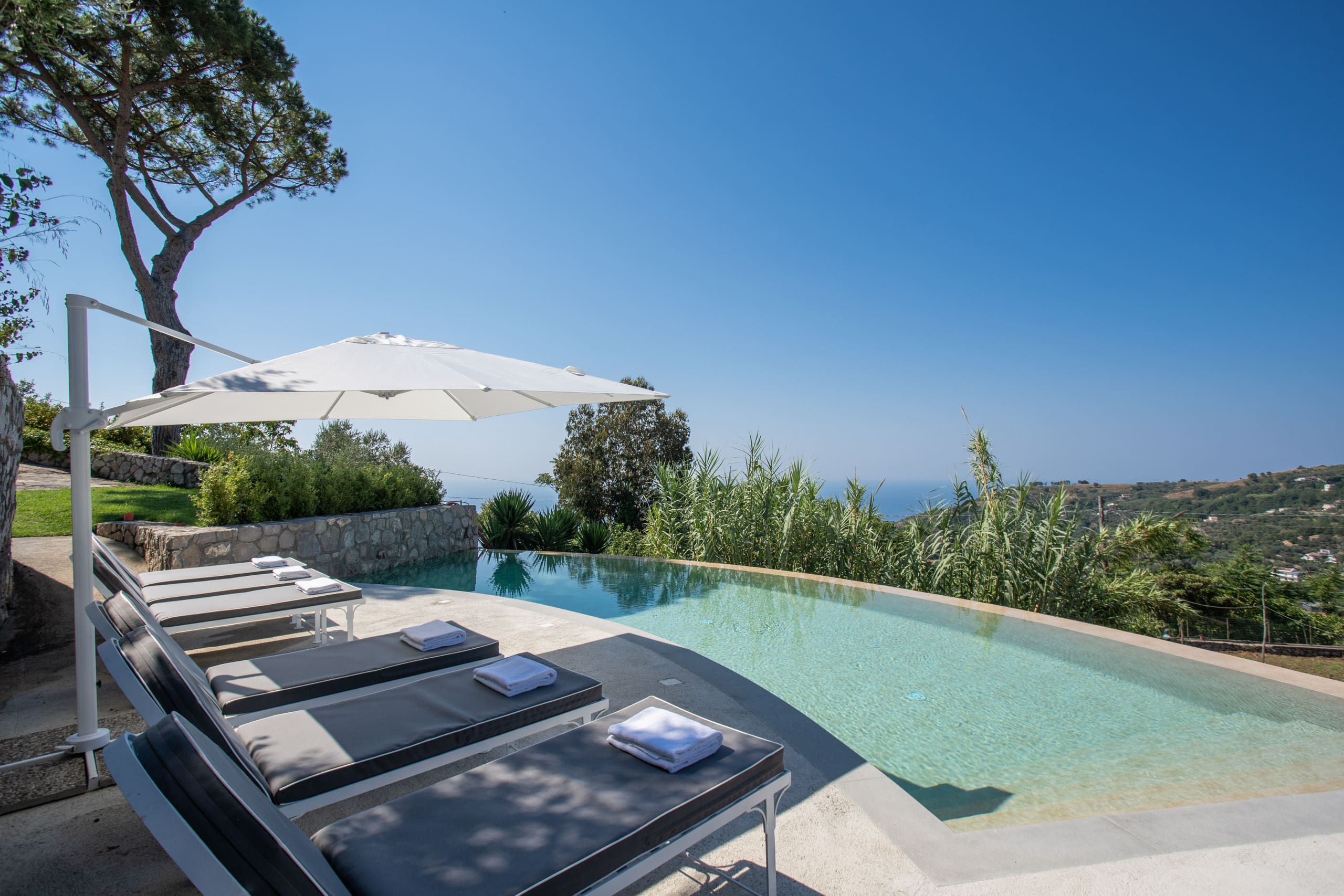 Villa San Michele Sorrento Sorrento: Luxury 4-Bedroom Apartment with Infinity Pool and Sea Views, Sorrento