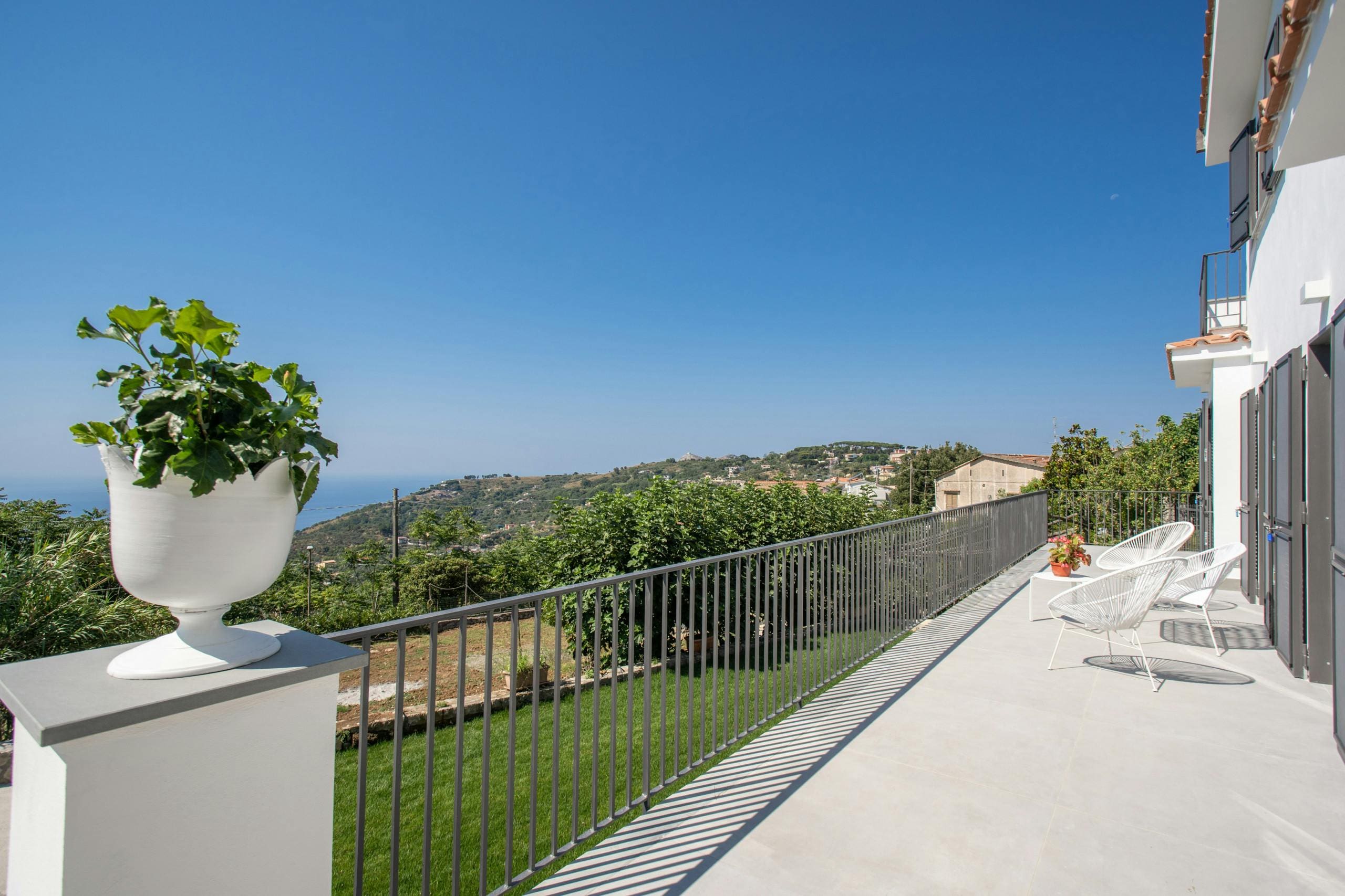 Villa San Michele Sorrento Sorrento: Luxury 4-Bedroom Apartment with Infinity Pool and Sea Views, Sorrento