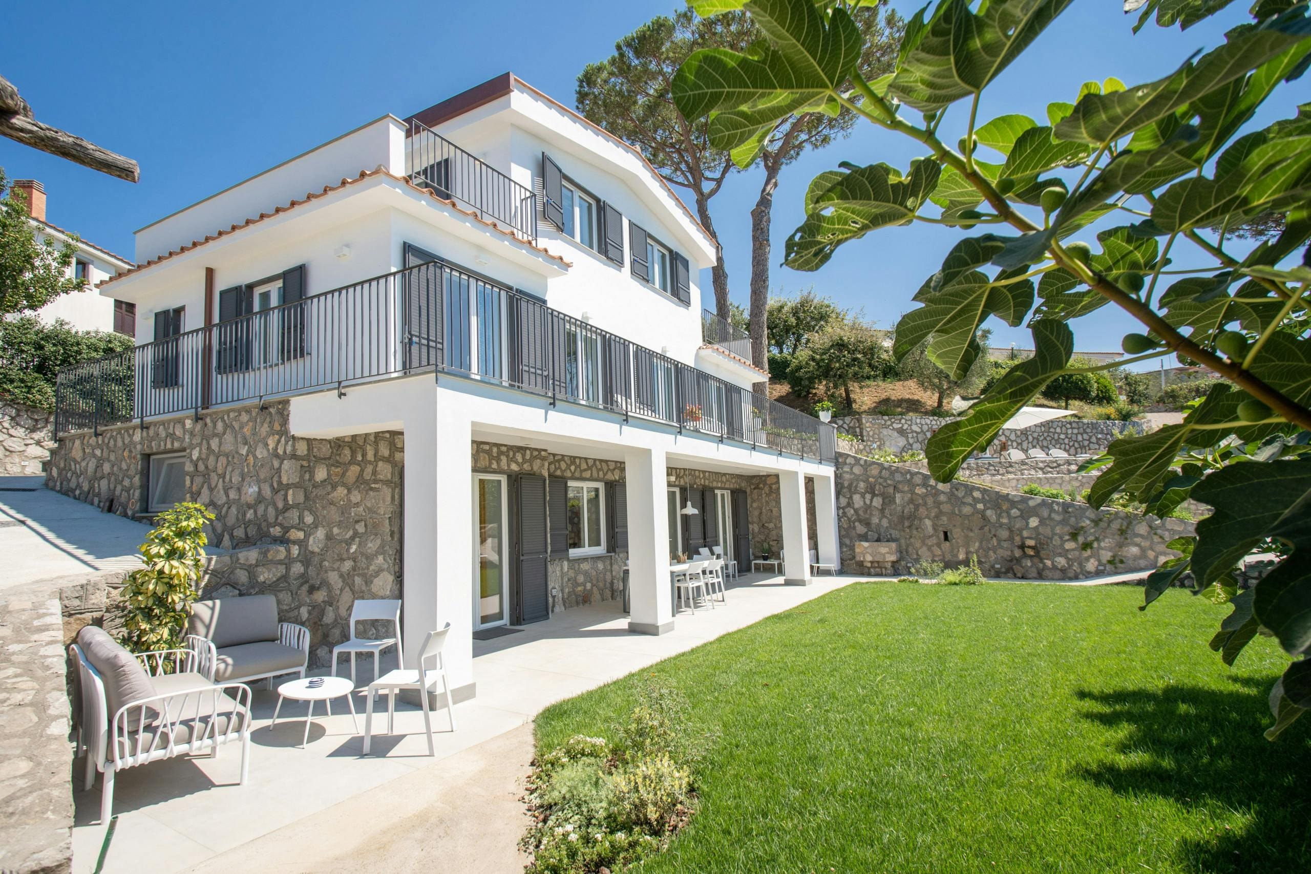 Villa San Michele Sorrento Sorrento: Luxury 4-Bedroom Apartment with Infinity Pool and Sea Views, Sorrento