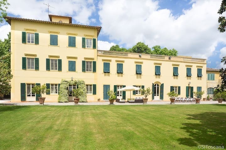 Villa San Rossore Pisa: 16-Bedroom Luxury Villa with Pool and Tennis Court, Tuscany