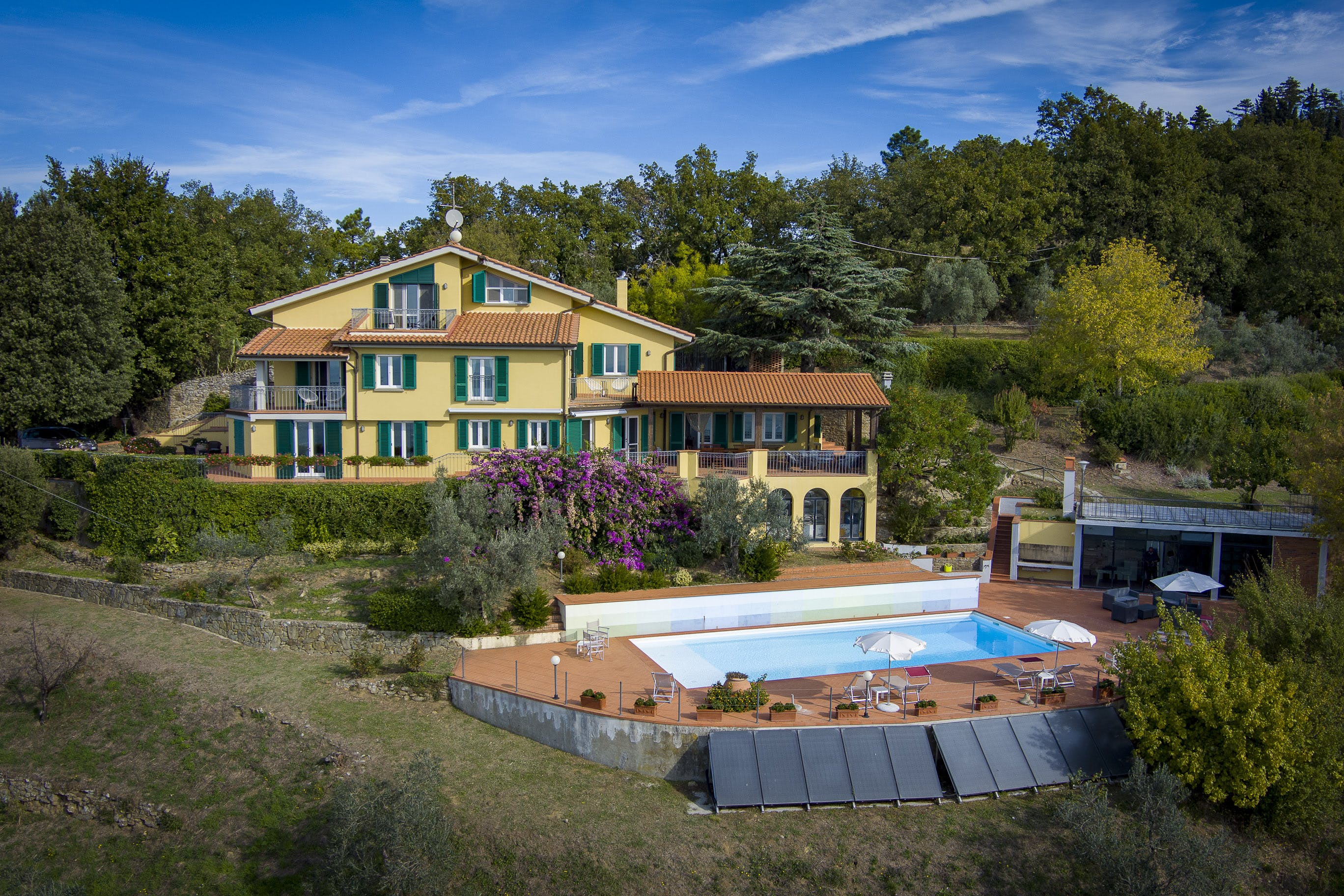 Villa SanBaronto Pistoia Pistoia: 6-Bedroom Luxury Apartment with Pool and Hot Tub, Pistoia