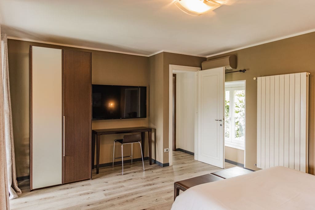 Villa Sant’Agata Novara: Luxury 1-Bedroom Apartment with Lake Views and Hot Tub, Novara