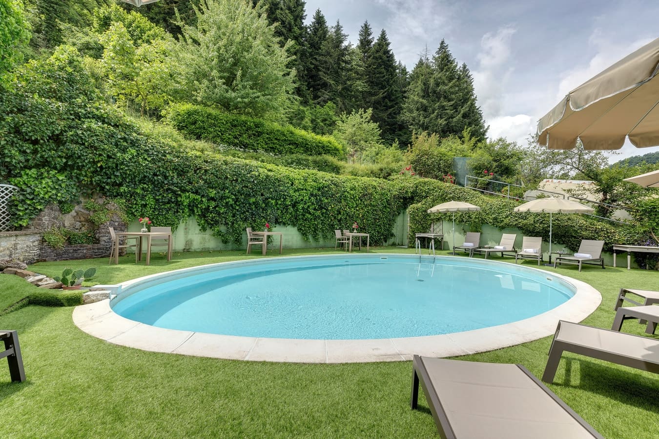 Villa Santuario Palazzuolo: Spacious 7-Bedroom Luxury Apartment with Pool and Hot Tub, Tuscany