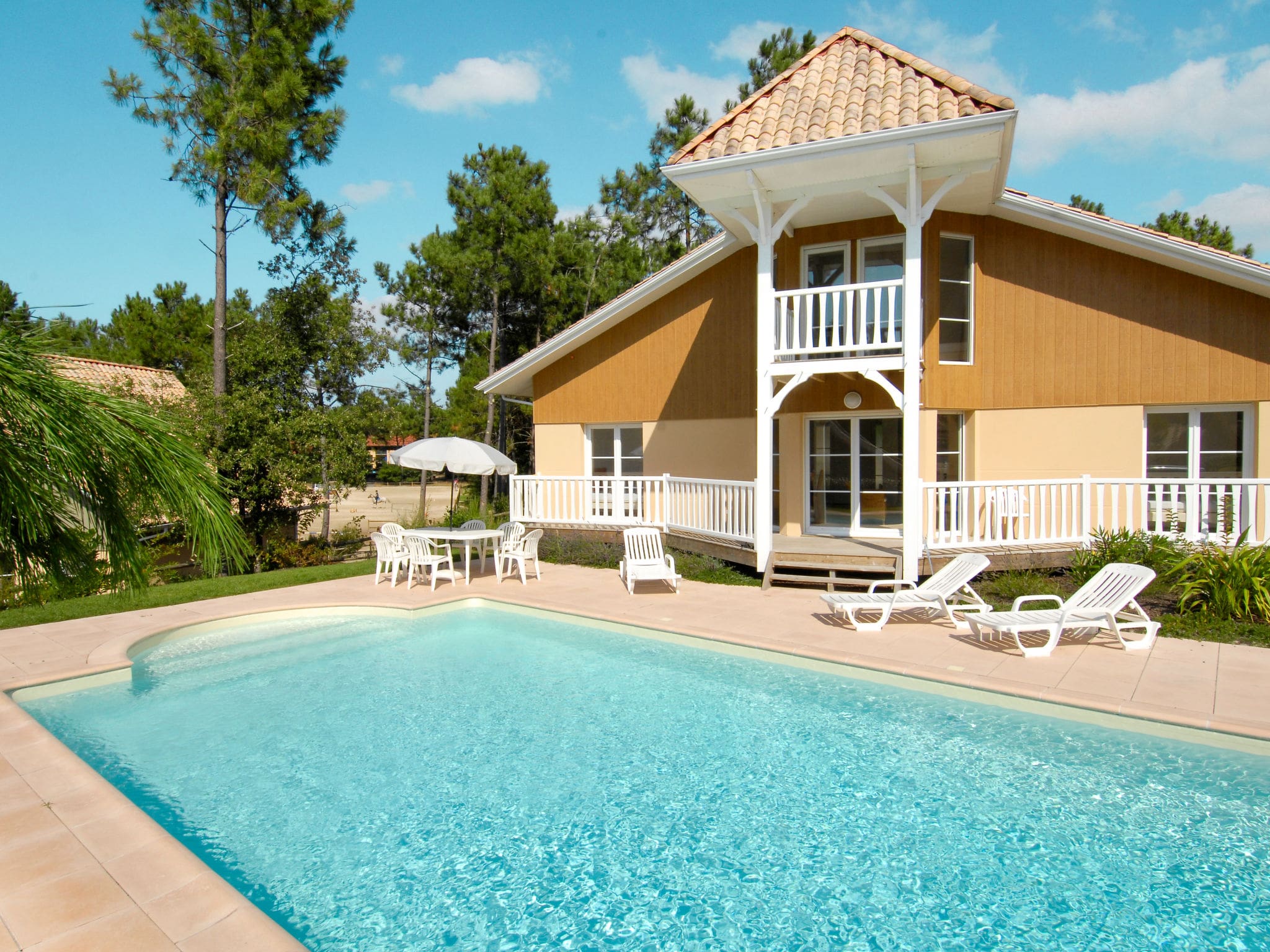 Villa Saumonard Lacanau: Spacious 4-Bedroom Holiday Villa with Private Pool Near Golf Course and Atlantic Coast