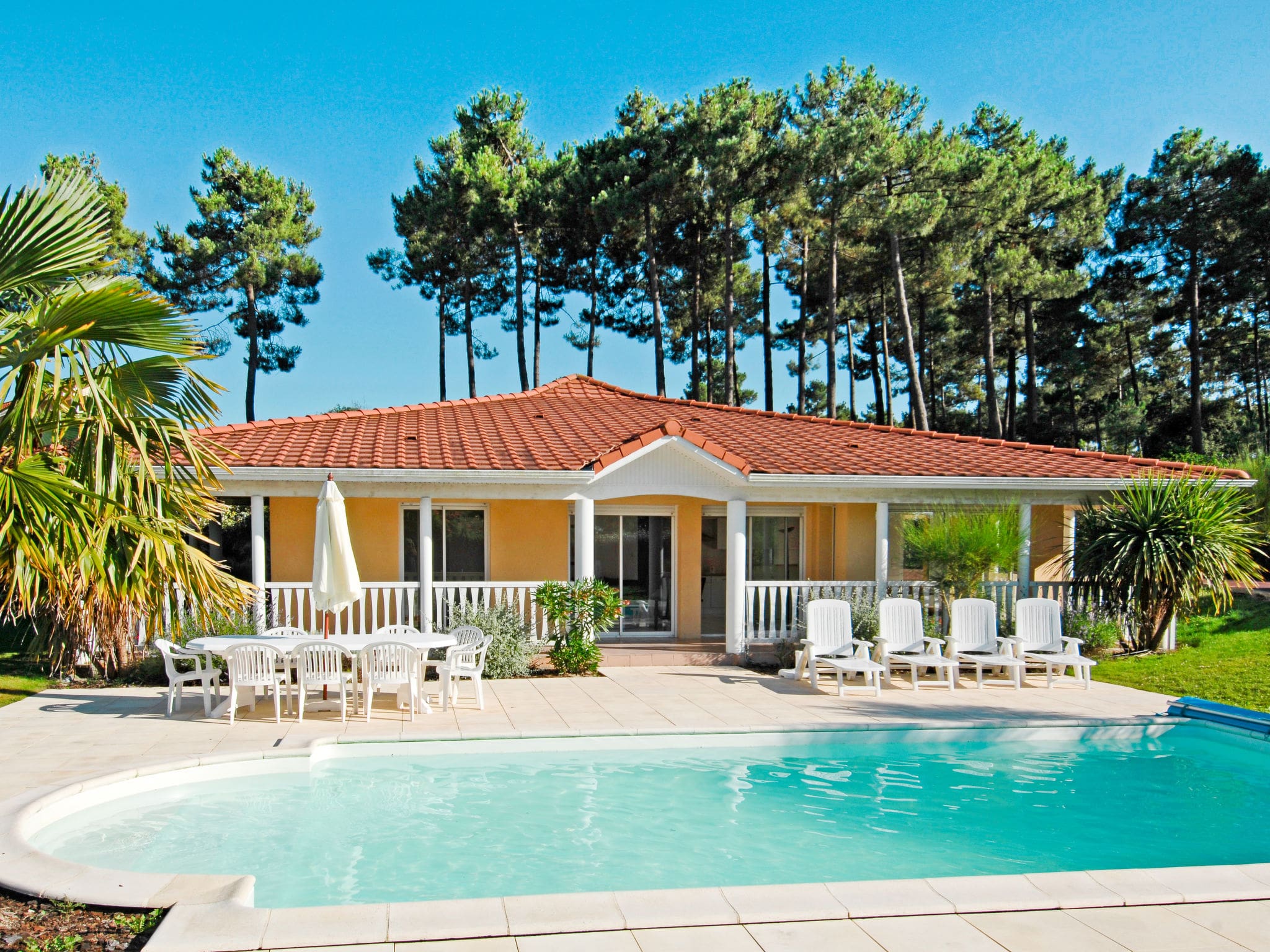 Villa Saumos Lacanau: Stunning 3-Bedroom Villa with Private Pool and Golf Course Access Near Bordeaux Coast