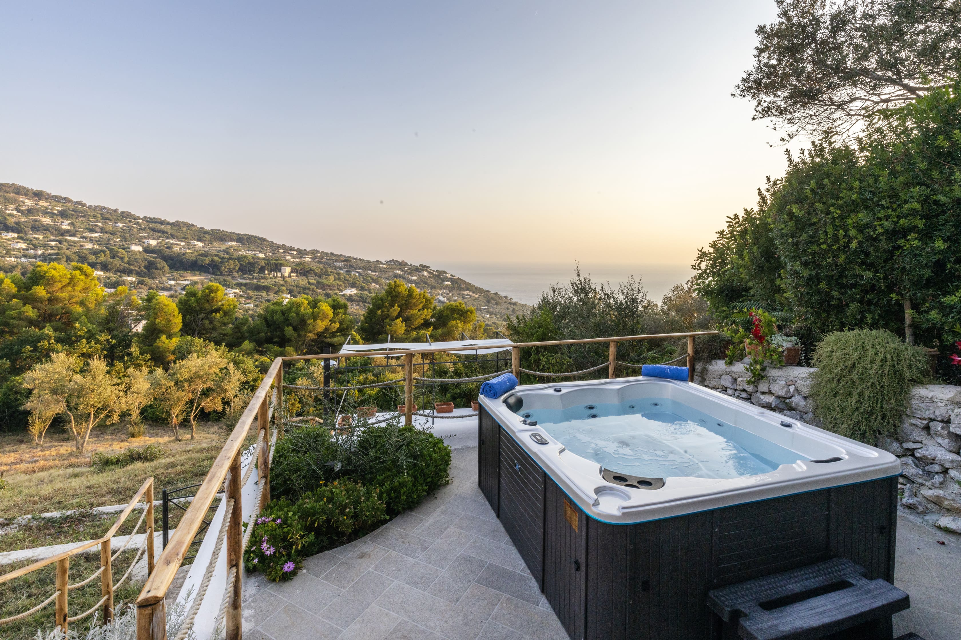 Villa Scirocco Sorrento Capri 2: Luxury 6-Bedroom Villa with Pool and Sea Views, Sorrento
