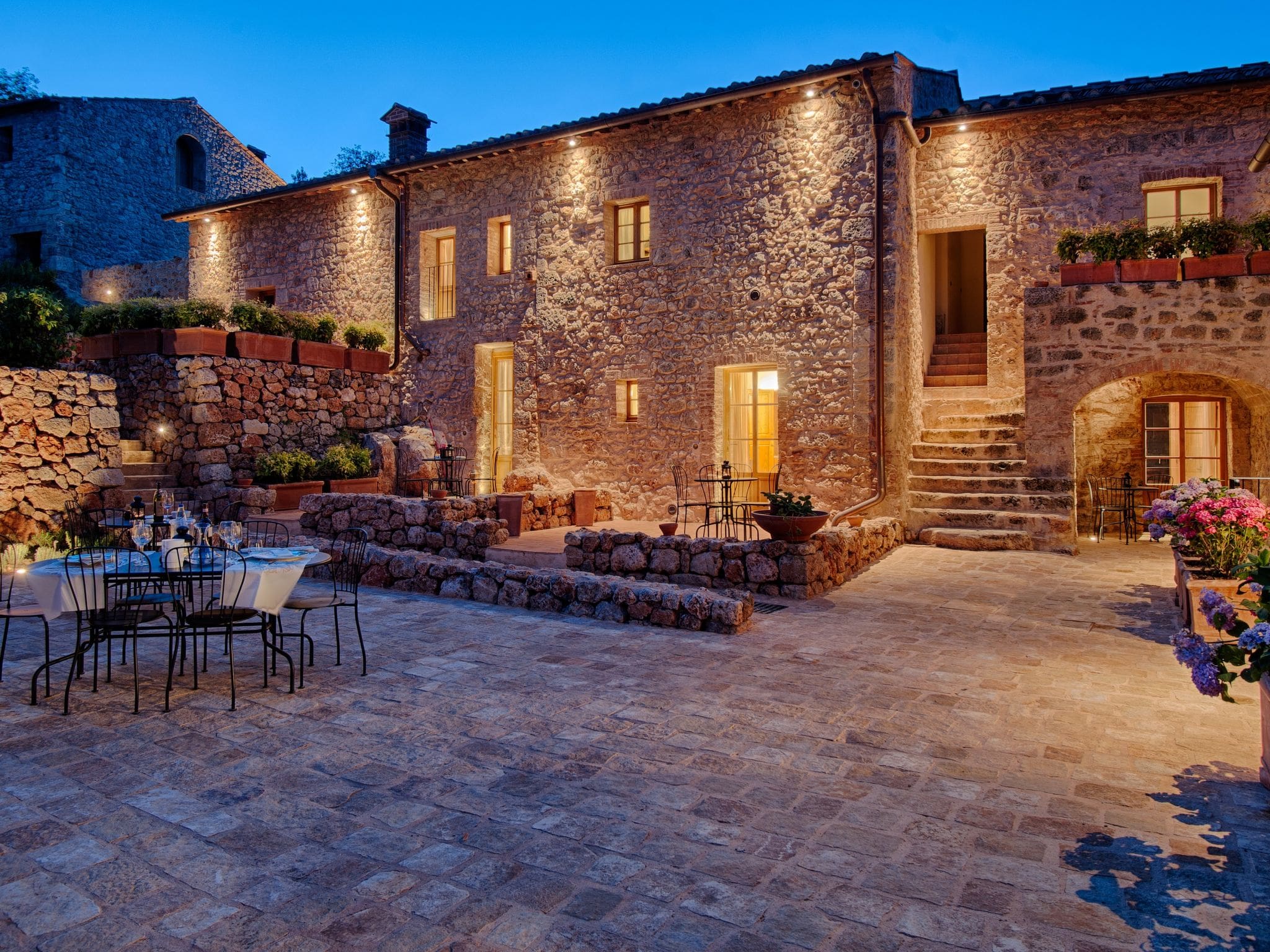 Villa Senese Monteriggioni: Historic 12-Bedroom Tuscan Estate with Private Pool and Spa Near Medieval Walls