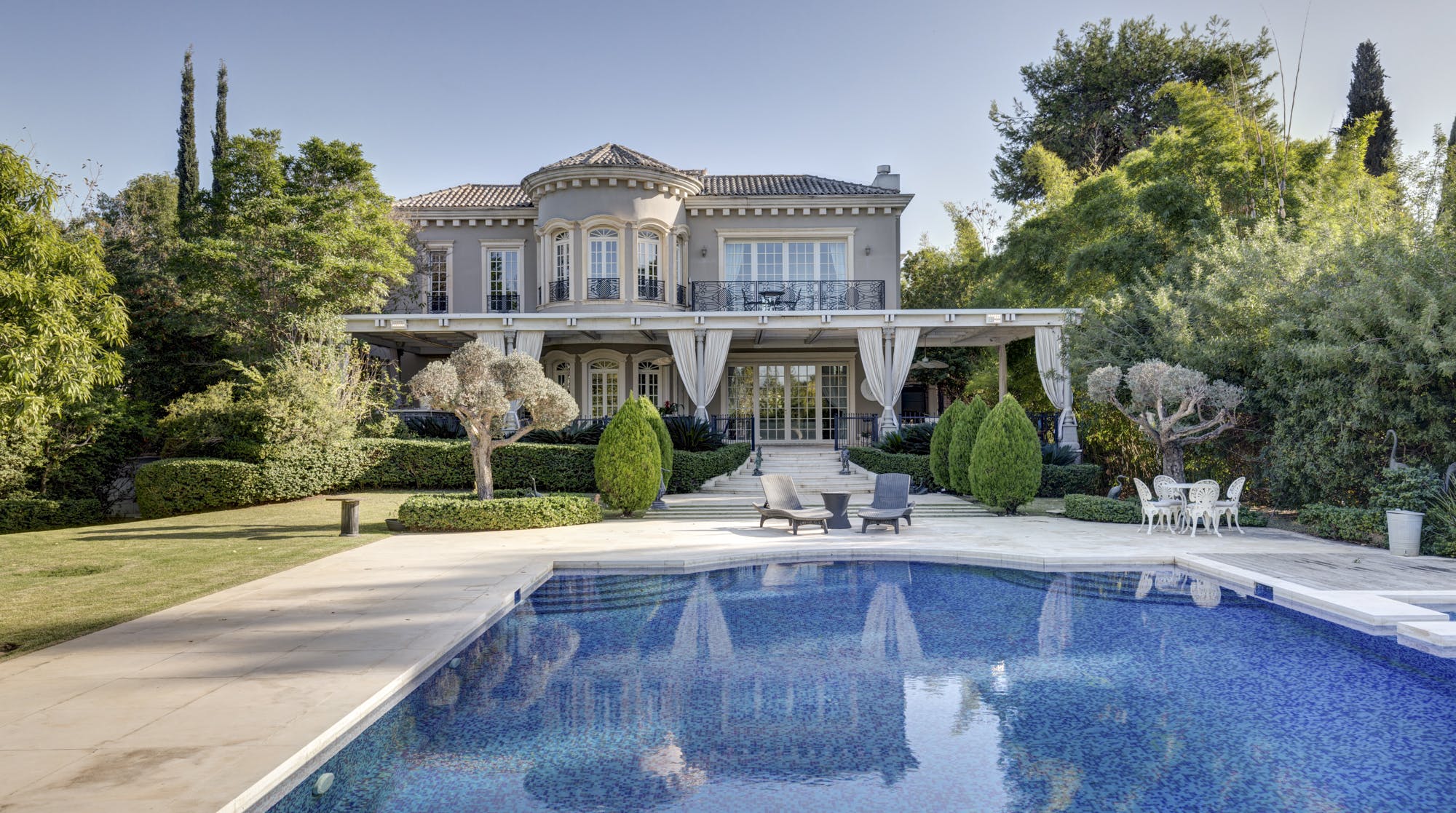 Villa Shamayim Savyon: Luxury 5-Bedroom Villa with Pool and Hot Tub, Tel Aviv