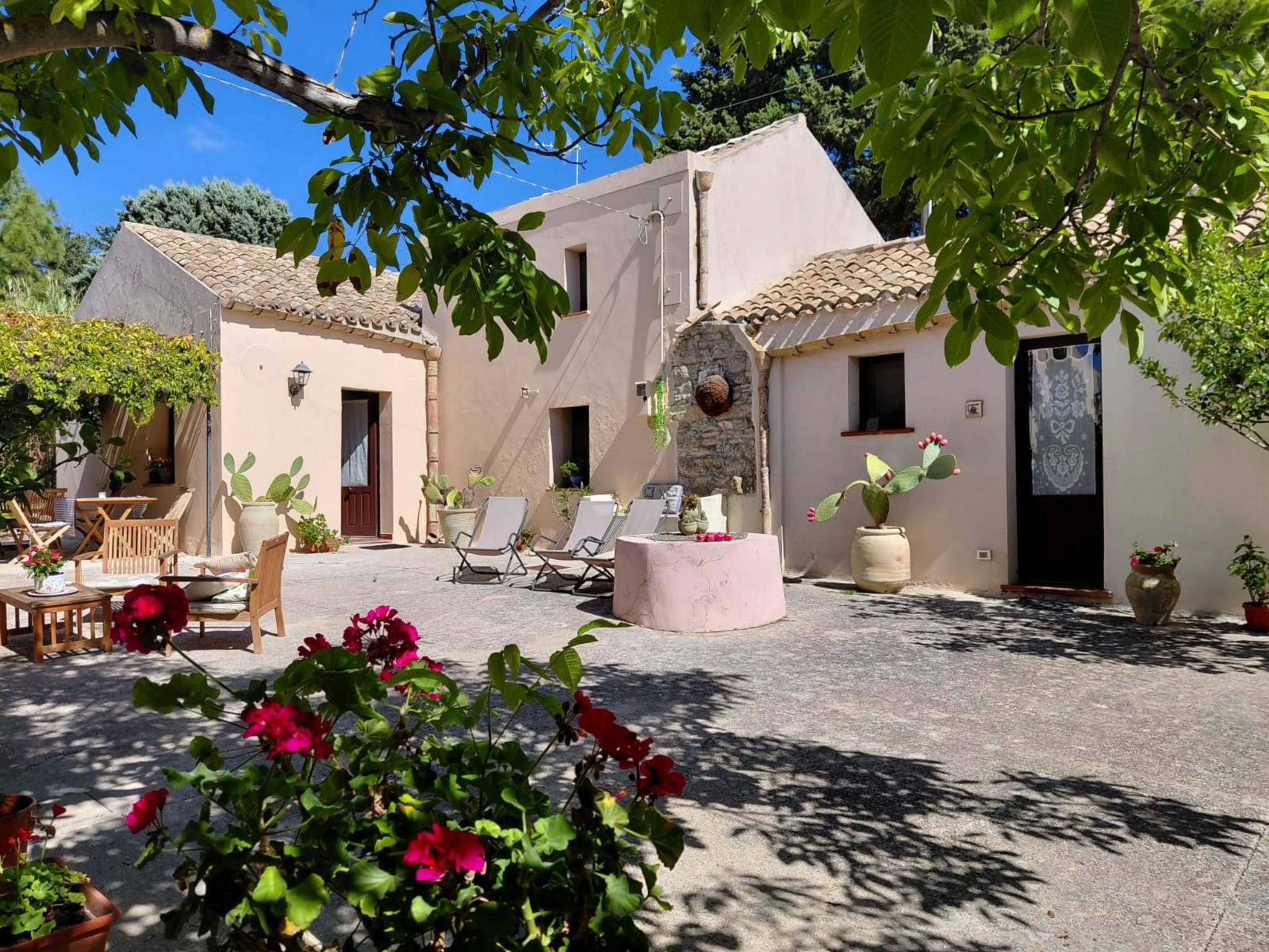 Villa Sirocco Buseto: Magnificent 5-Bedroom Farmhouse with Private Pool and Authentic Sicilian Charm Near Trapani