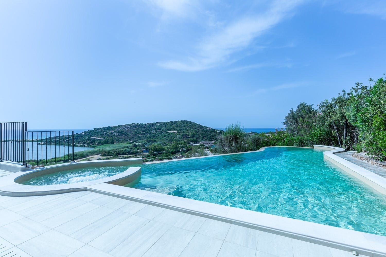 Villa Sirocco Pula: Luxury 5-Bedroom Apartment with Infinity Pool, Sardinia
