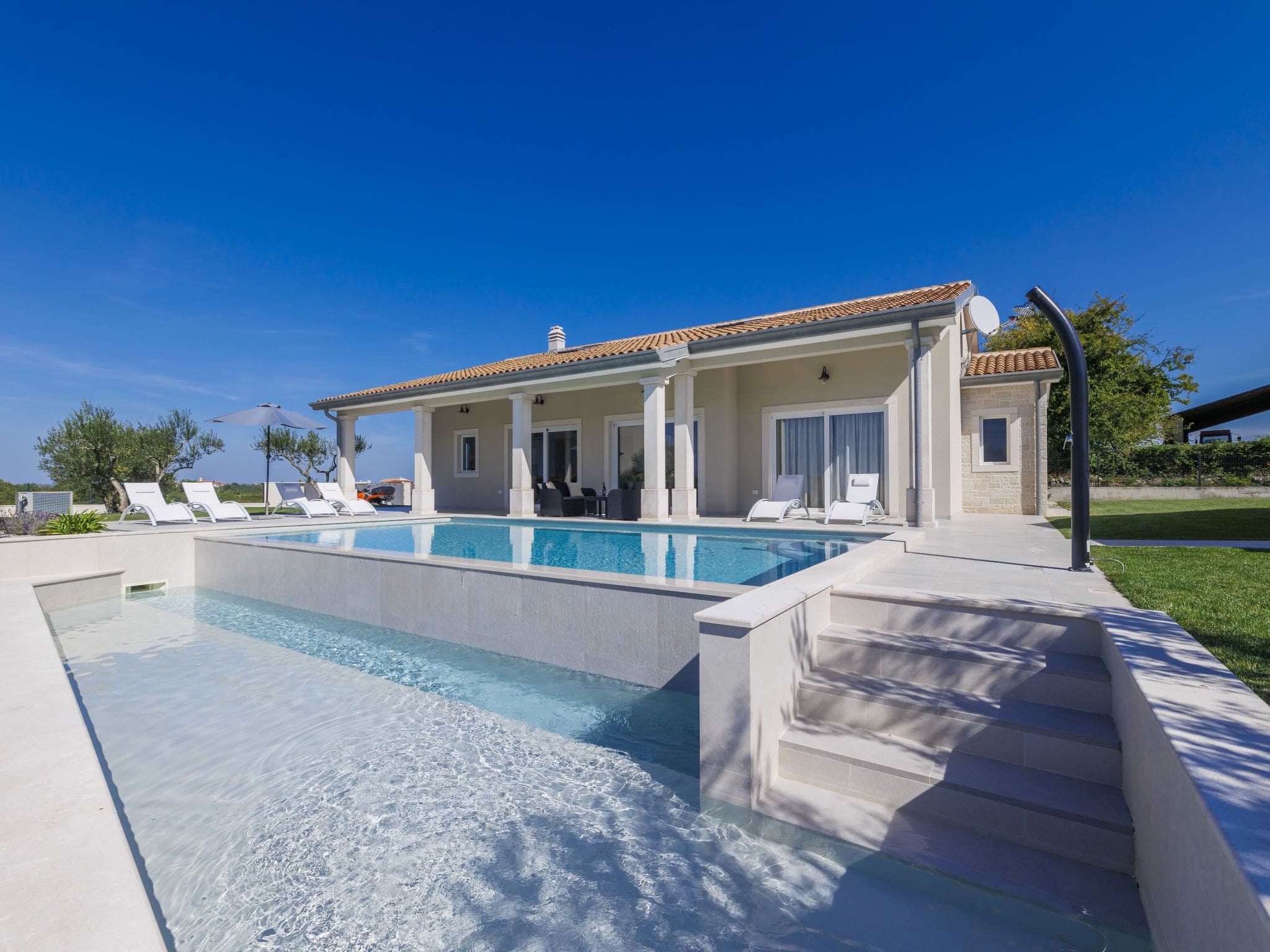 Villa Špinotija Novigrad: Contemporary Three-Bedroom Villa with Heated Pool and Modern Design in Istrian Countryside