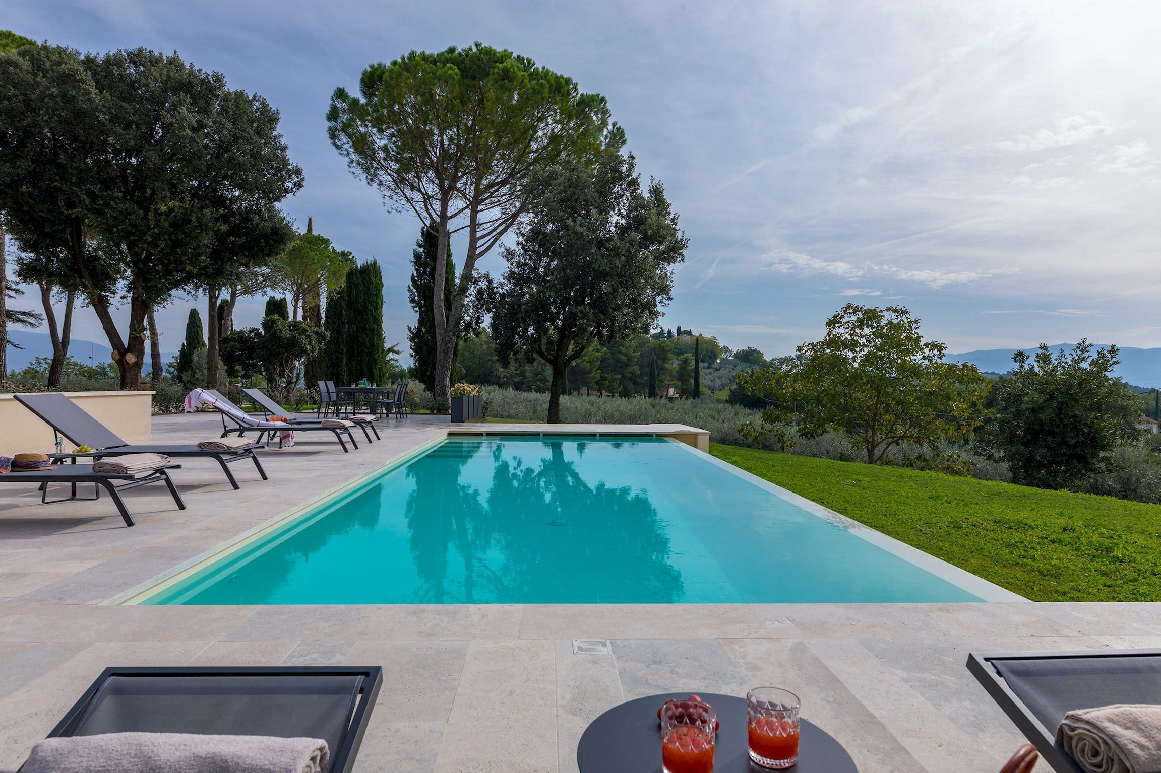 Villa Subasio Assisi: Luxury 4-Bedroom Villa with Infinity Pool, Assisi