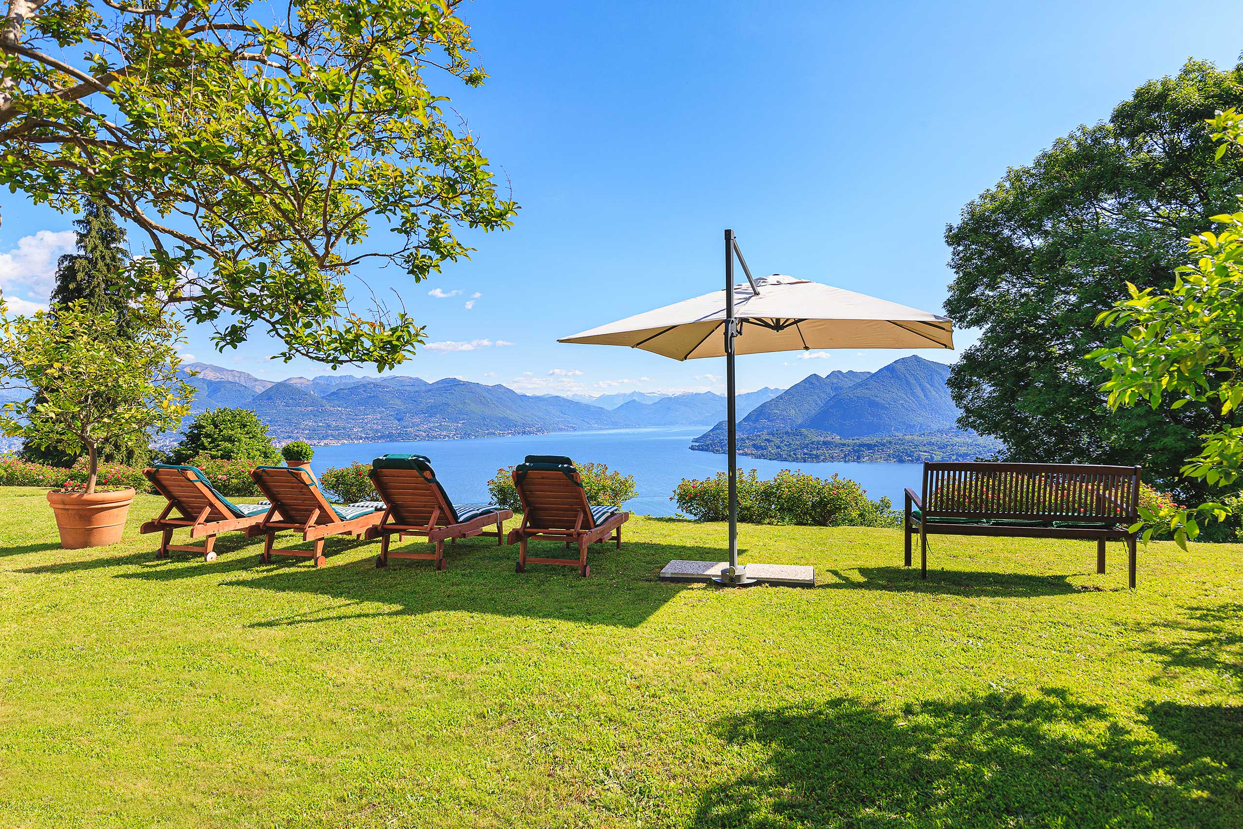 Villa Suna Verbano: Luxury 6-Bedroom Villa with Lake Views and Pool, Verbano-Cusio-Ossola