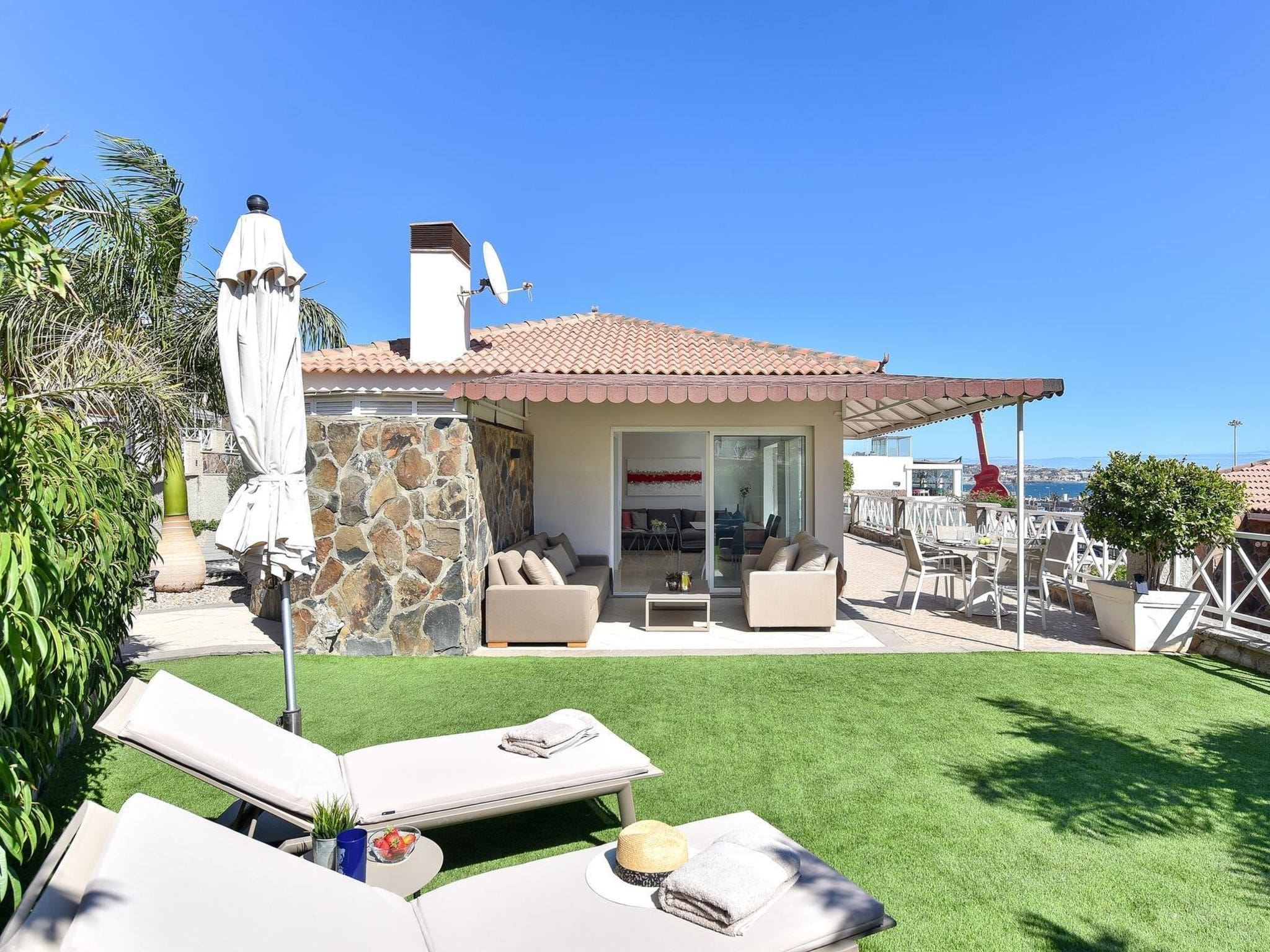 Villa Tabaiba Inglés: Modern 3-Bedroom Villa with Sea Views and Shared Pool in Gran Canaria