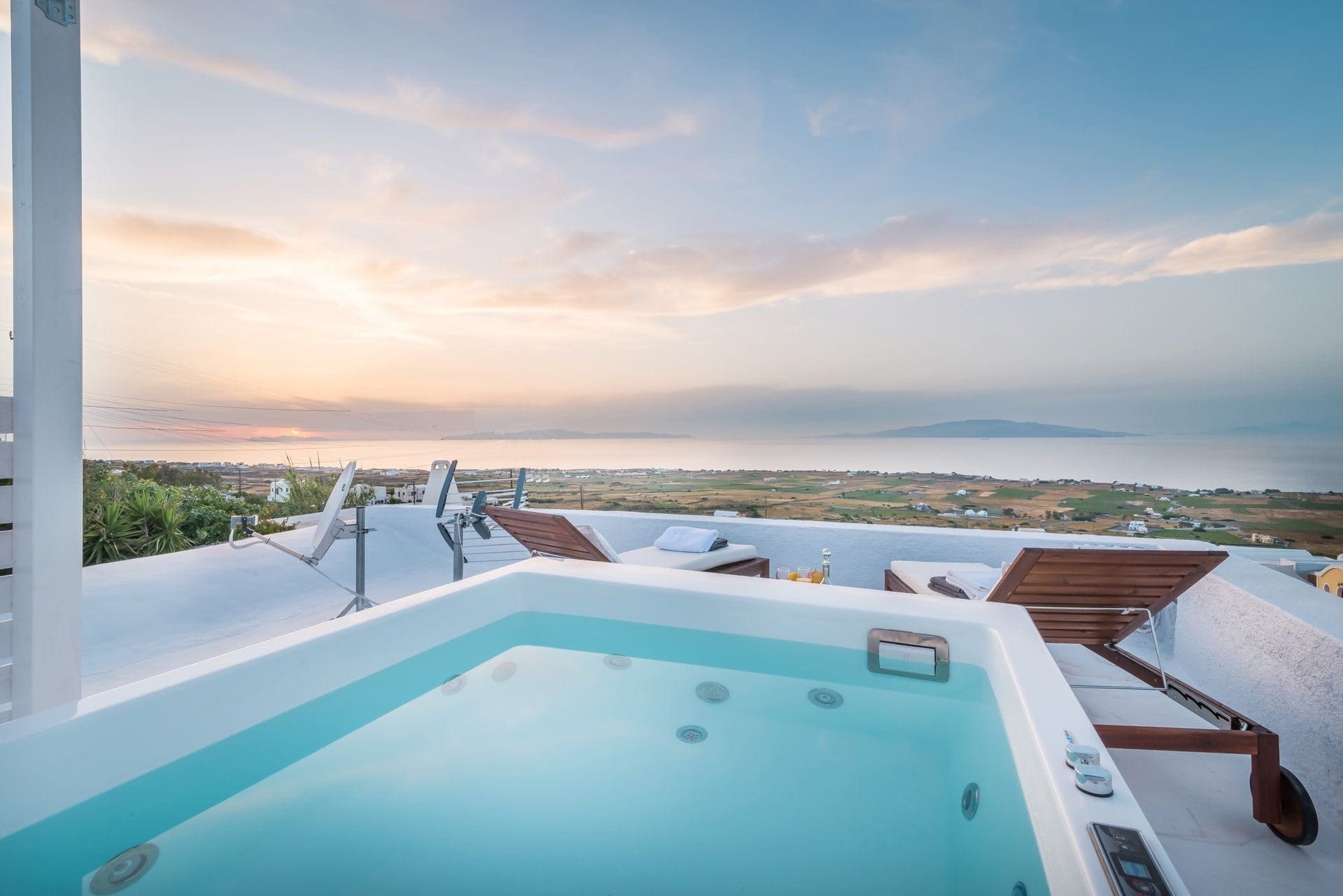 Villa Thalassa Finikia: Traditional Santorini Apartment Rental in Finikia with Caldera Views and Rooftop Jacuzzi