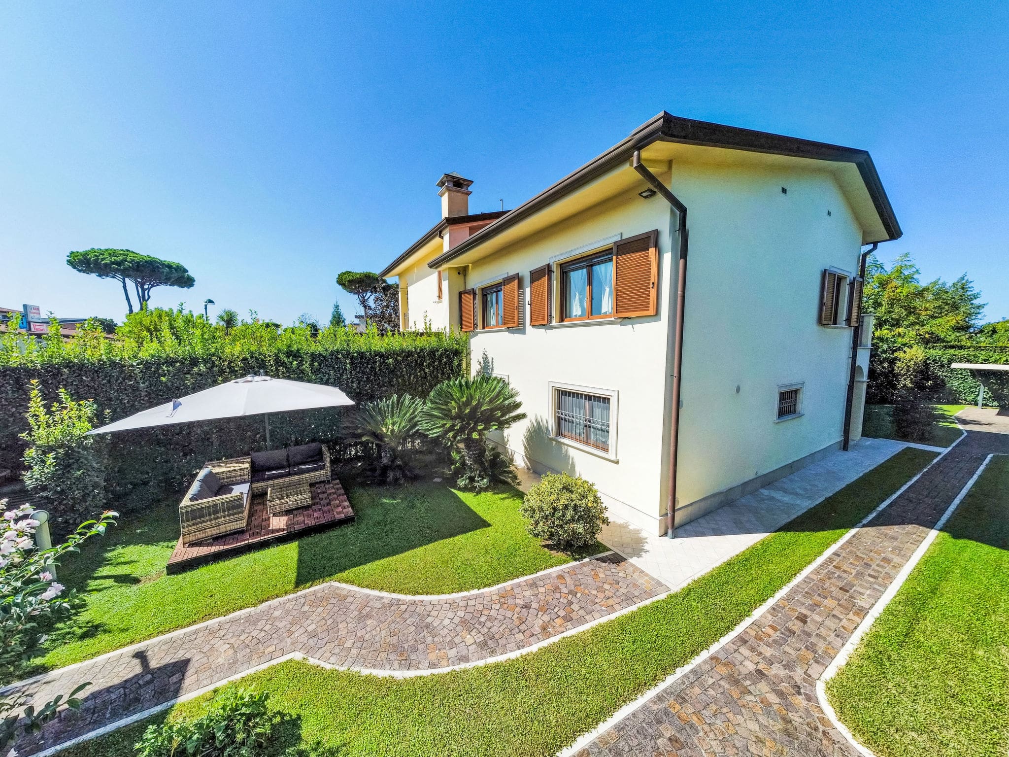 Villa Tramontana Forte: Elegant 4-Bedroom Family Villa with Garden and Modern Amenities Near Beach in Italian Riviera