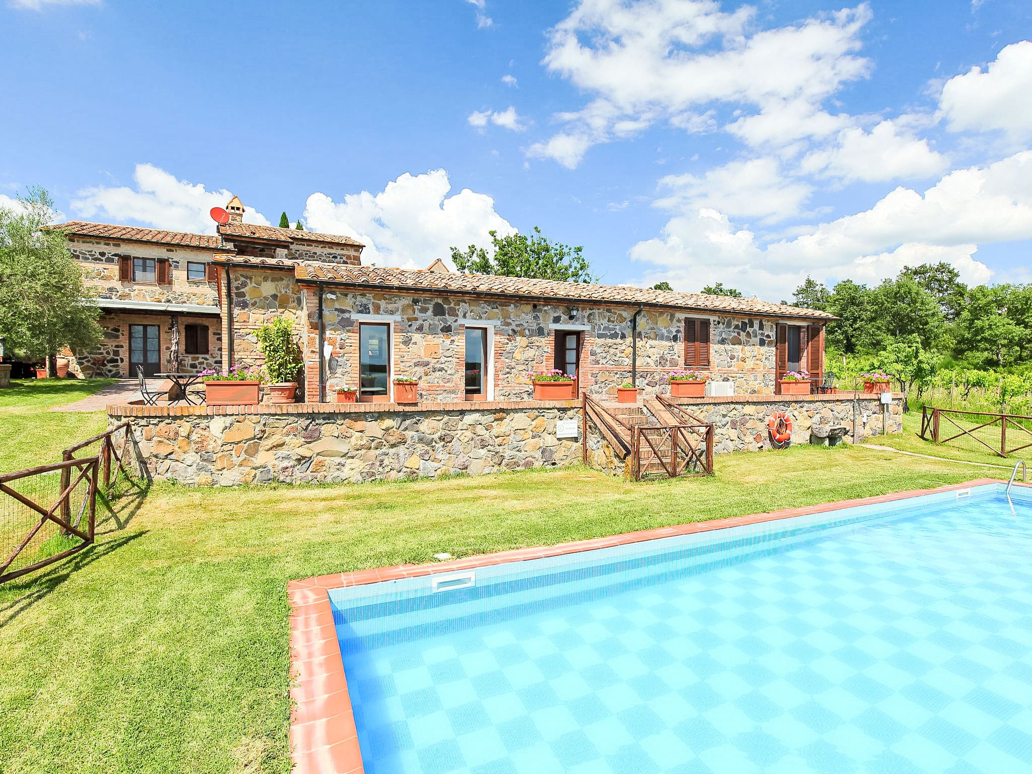 Villa Tramontana Radicofani: Magnificent 5-Bedroom Tuscan Farmhouse with Private Pool and Hot Tub in Val d’Orcia