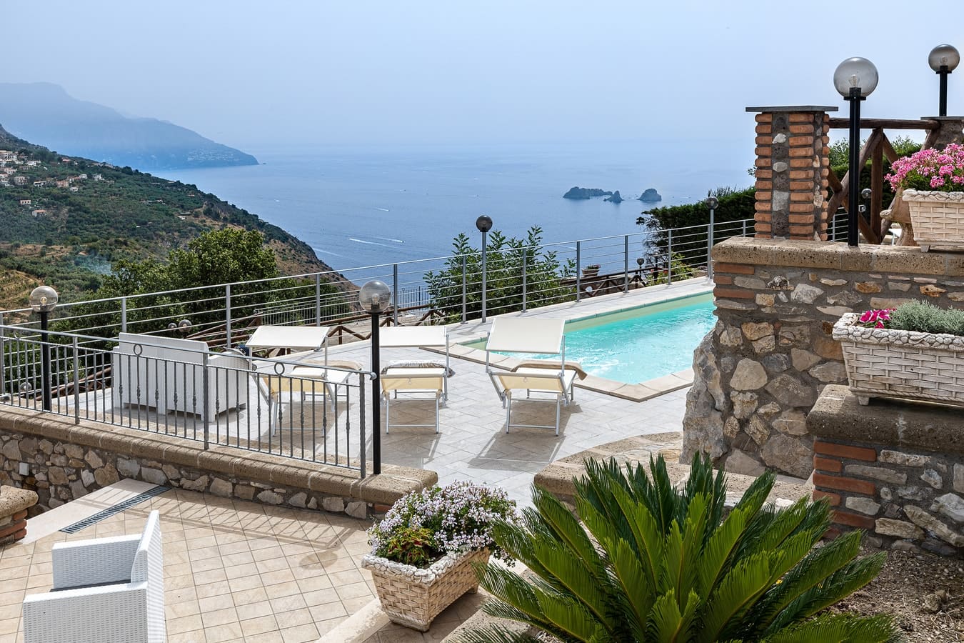 Villa Tramonti Sorrento: Spacious 6-Bedroom Apartment with Pool and Terraces, Sorrento