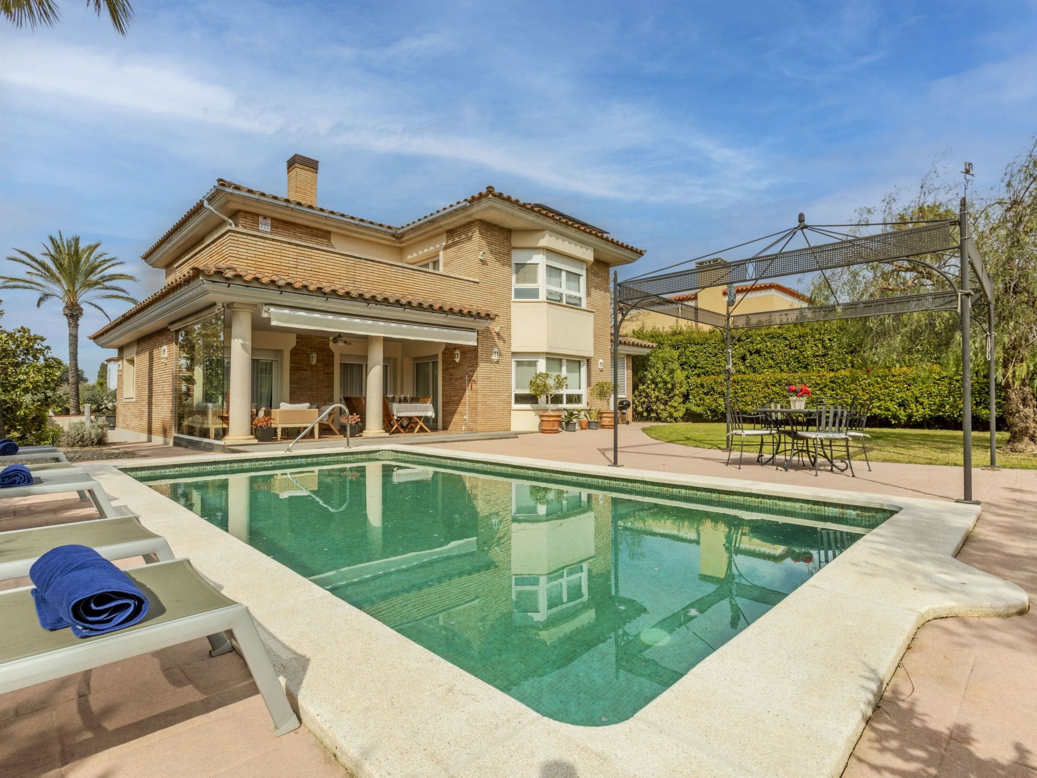 Villa Tramuntana Cambrils: Stunning 4-Bedroom Private Pool Villa with Golf Course Views and Modern Amenities