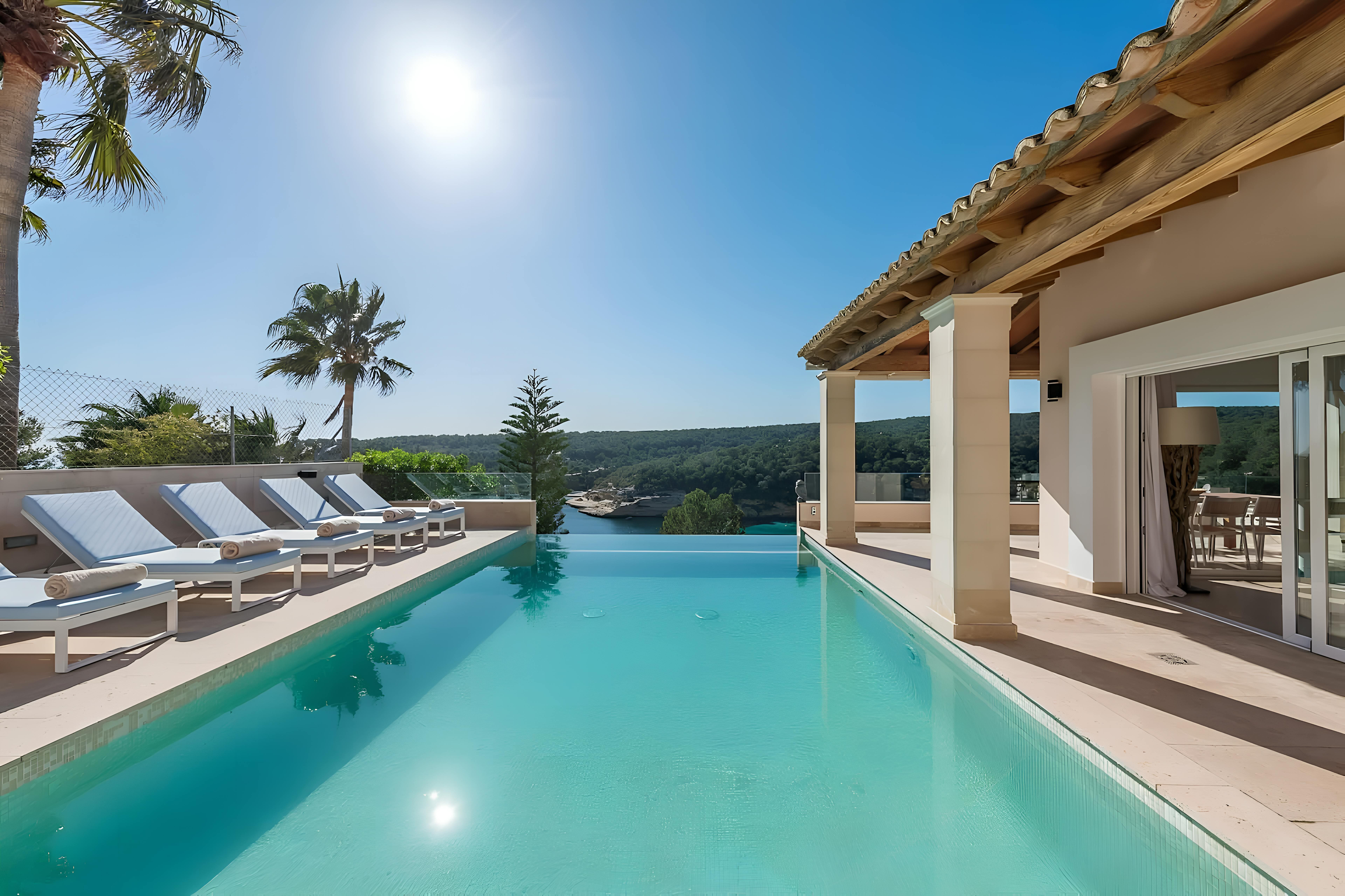 Villa Tramuntana Magaluf: 5-Bedroom Luxury Villa with Heated Pool and Sea Views, Magaluf