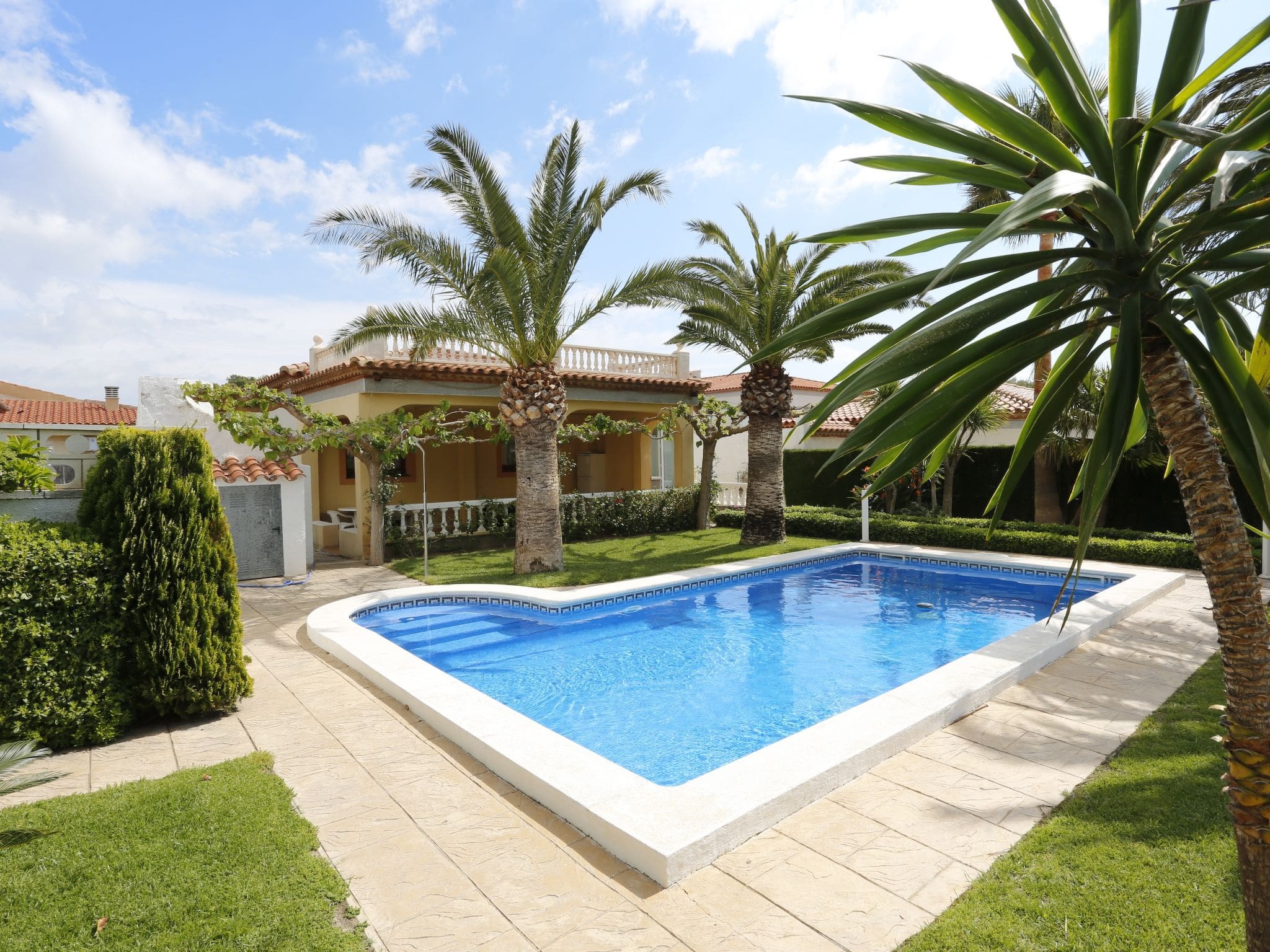 Villa Tramuntana Miami: Spacious 8-Bedroom Family Villa with Private Pool and Garden in Costa Dorada Spain