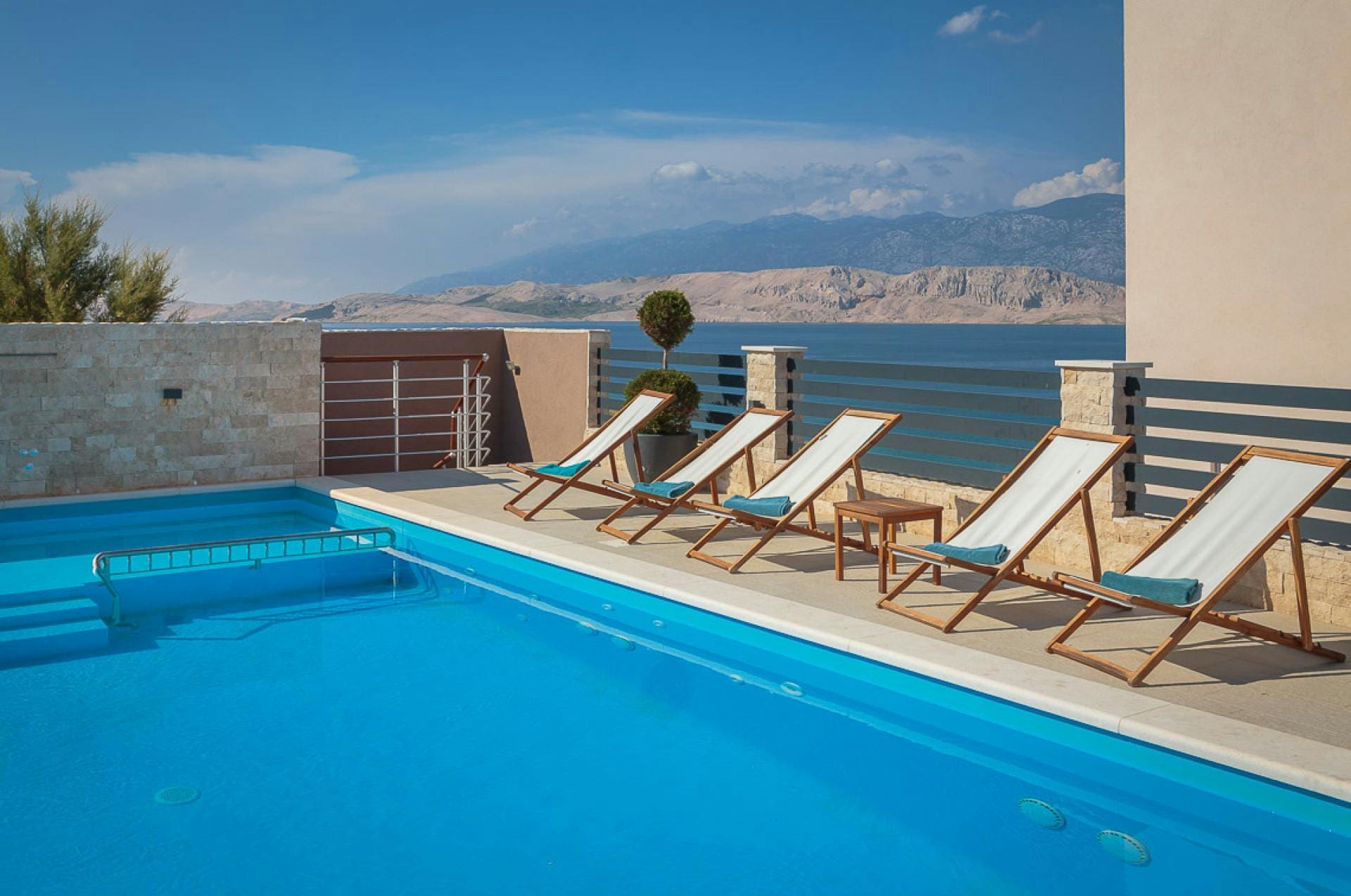 Villa Tramuntana Zadar: 7-Bedroom Beachfront Villa with Hot Tub and Sauna, Zadar